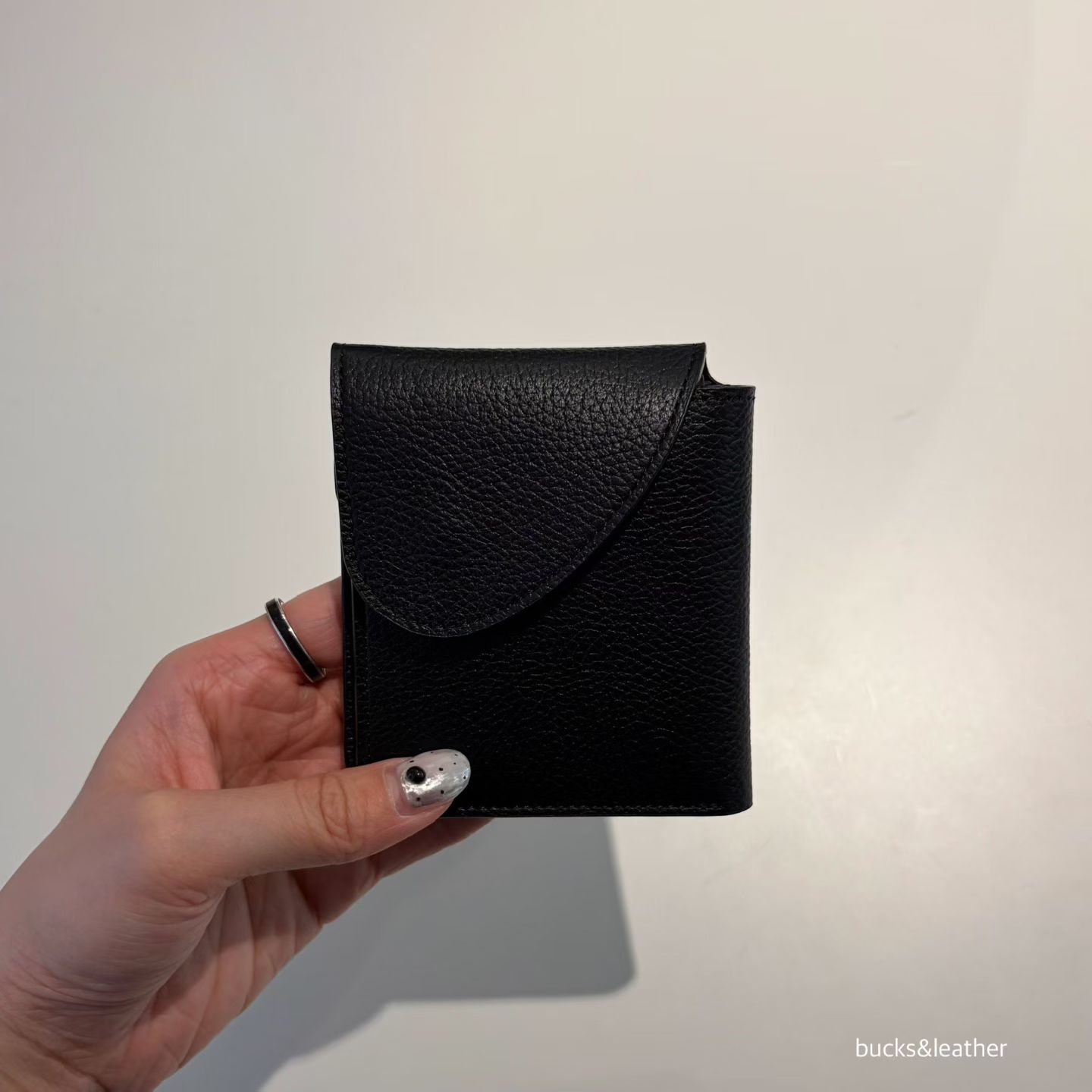 【26SS】 預訂_Square Wallet By Bucks & leather
