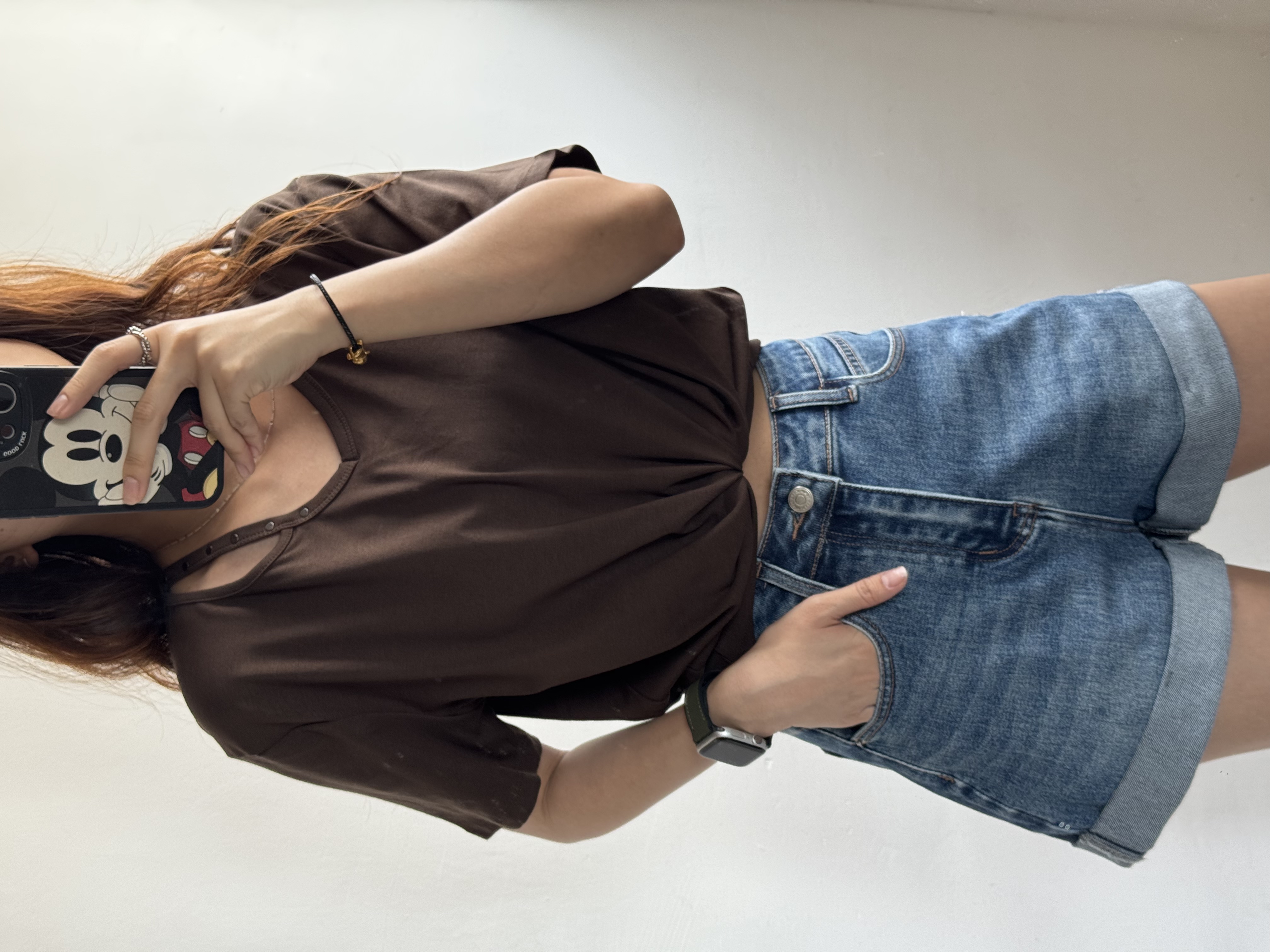 窩釘小V領穿洞Tee