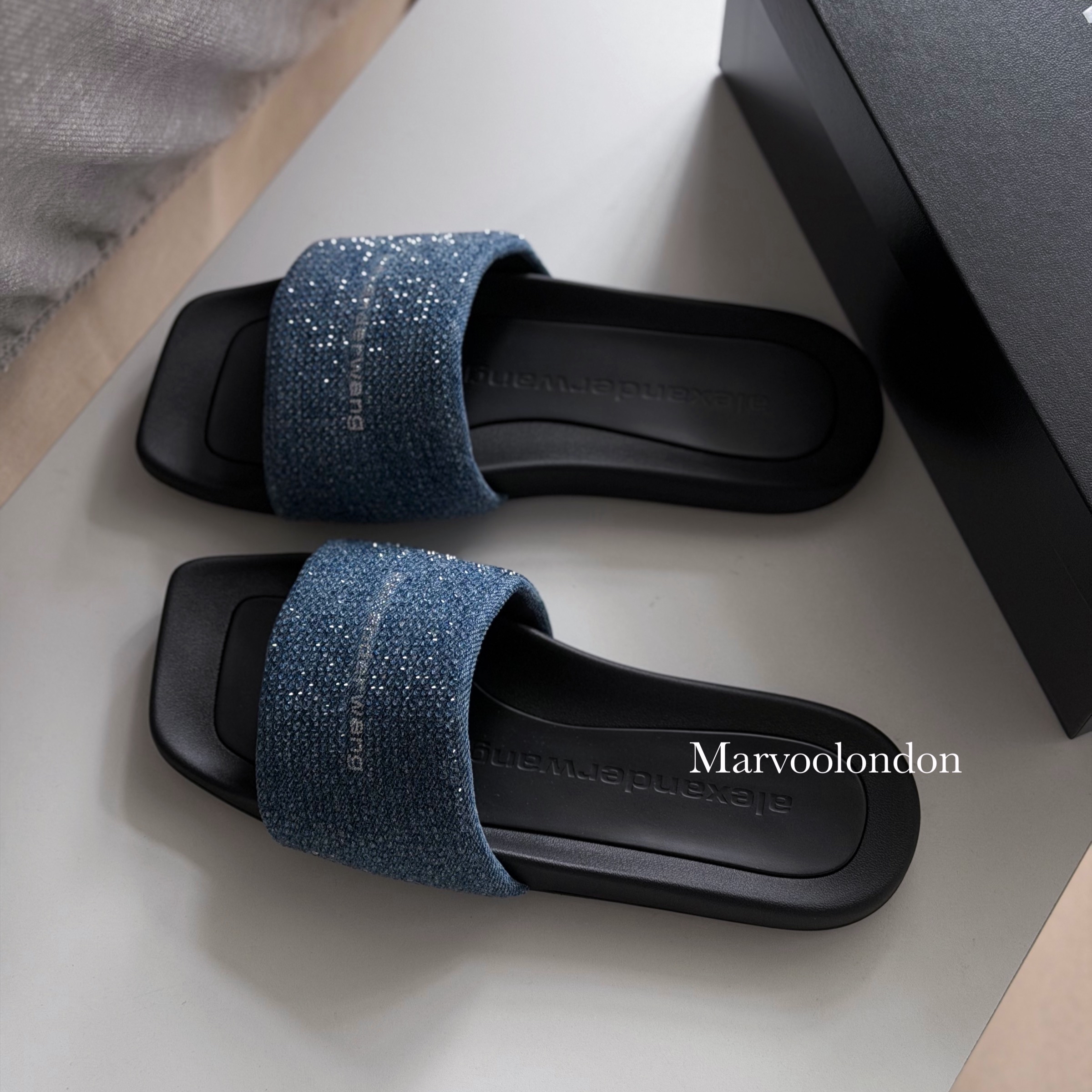 限時優惠✨新款🆕訂貨🍒Alexander Wang 閃石拖鞋 Size 35 36 37 38 39 41