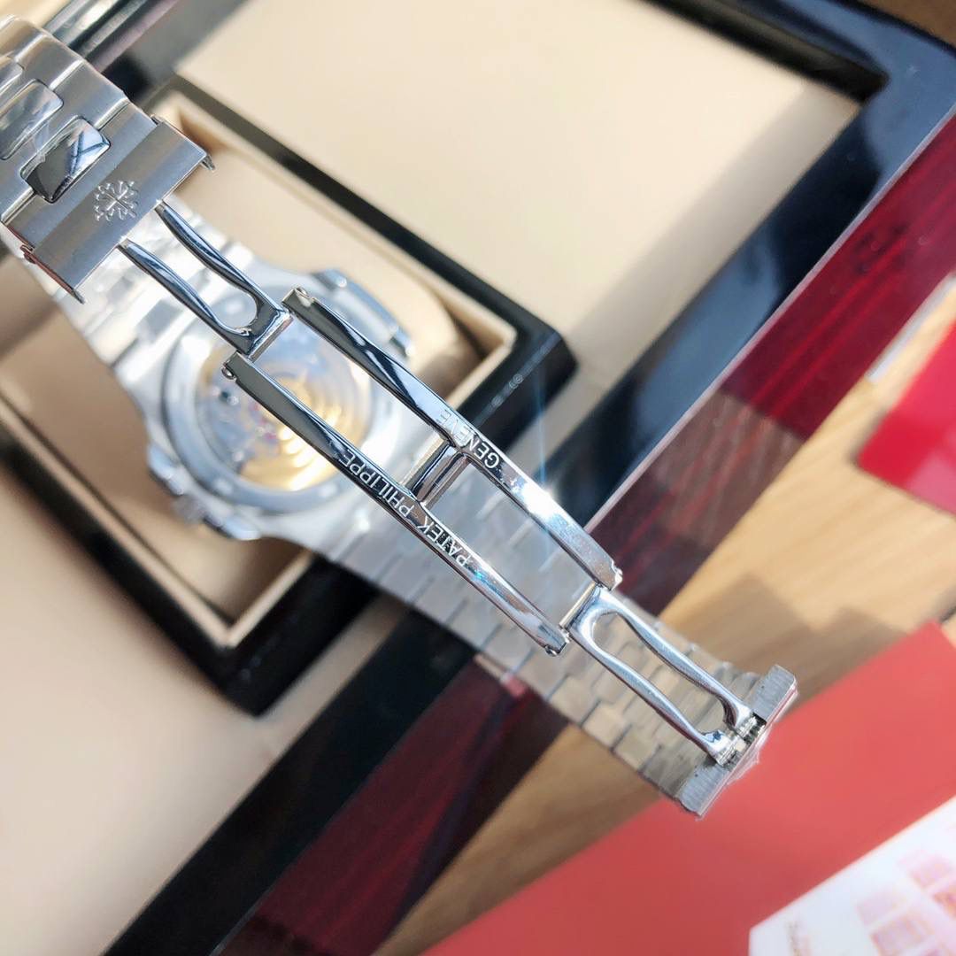 百达翡丽Nautilus（鹦鹉螺）系列腕表俗称“钢王”，结构坚固、个性独特，价格相对于其他款式的PP来说，也不算太过昂贵。这款5711/1A 不锈钢腕表是一款运动腕表，虽然没有过多的计时功能，但是它由内而外的运动设计感是不言而喻的。但是这款表绝对不仅仅只适合运动，稳重低调的设计，在日常佩戴，也是非常出众的。那么今天四眼玩表带来的是这款出自台湾厂终极版本的鹦鹉螺5711中的蓝色表盘款。40MM的表径厚度8.8MM，尺寸上和原版是非常接近的。表圈采用VS1.9天然真钻，权威国检机构出具有GTC真钻证书！原装的刻度夜光填充是纯白色的，指针的填充是带有淡淡的绿色。MKS包括PF他们的填充色统一的都是淡绿色所以字面上台湾厂的最接近的。12点钟刻度下方的英文字体终极版再次修正，字体要比PF大一些并且字体更加清楚。