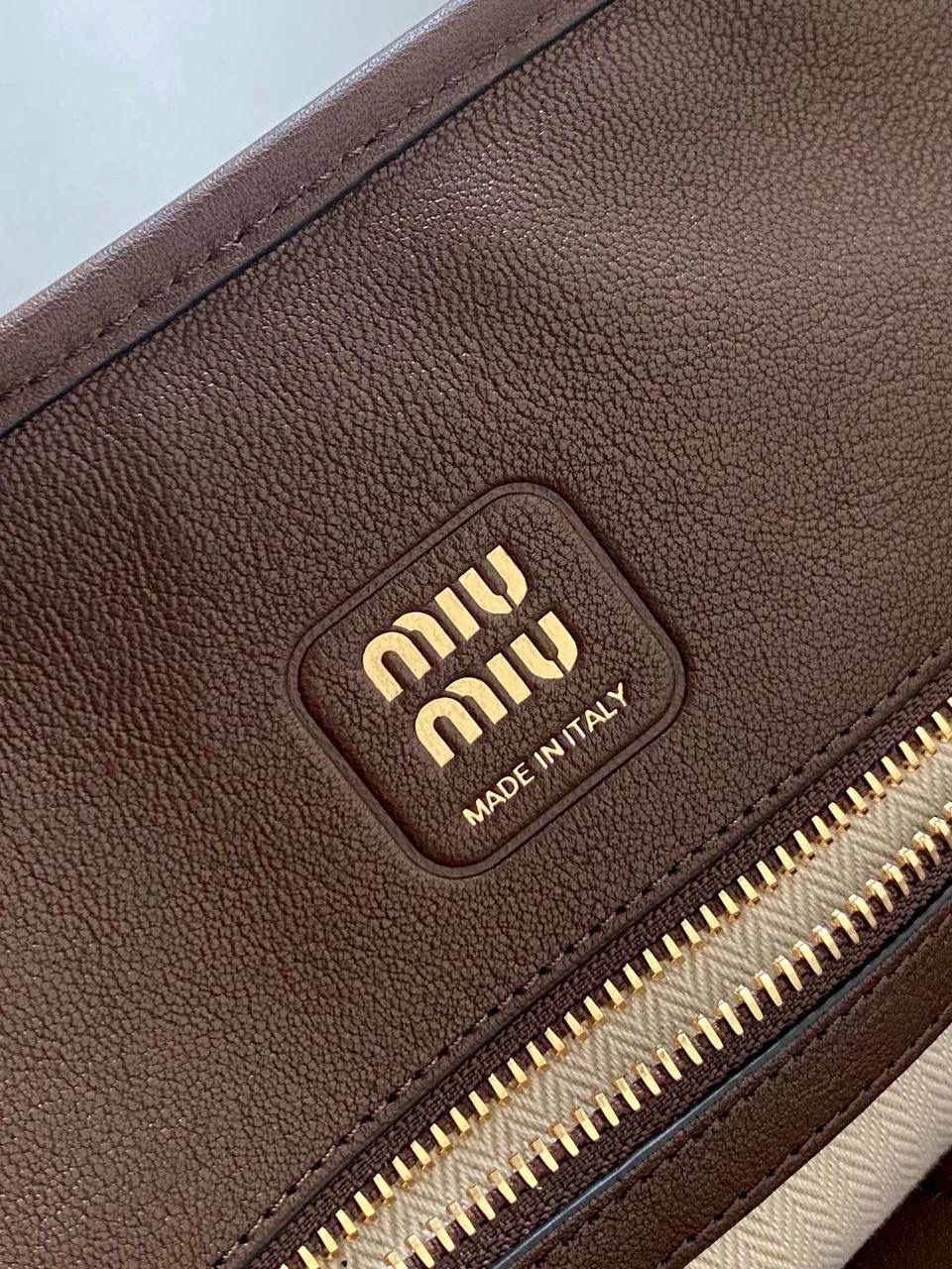 🈶石南木色 𝗠𝗶𝘂𝗠𝗶𝘂 手提包·横版 这只Aventure我要夸爆它！ 绝对是公文包中的颜值天花板 这款有多难买不用多说，绝对的断货王 酷酷的慵懒感洋气且时髦 还有一丢vintage感，超有调 上班通勤，日常出街都超出片 22.5×44×14.5cm #F0023m