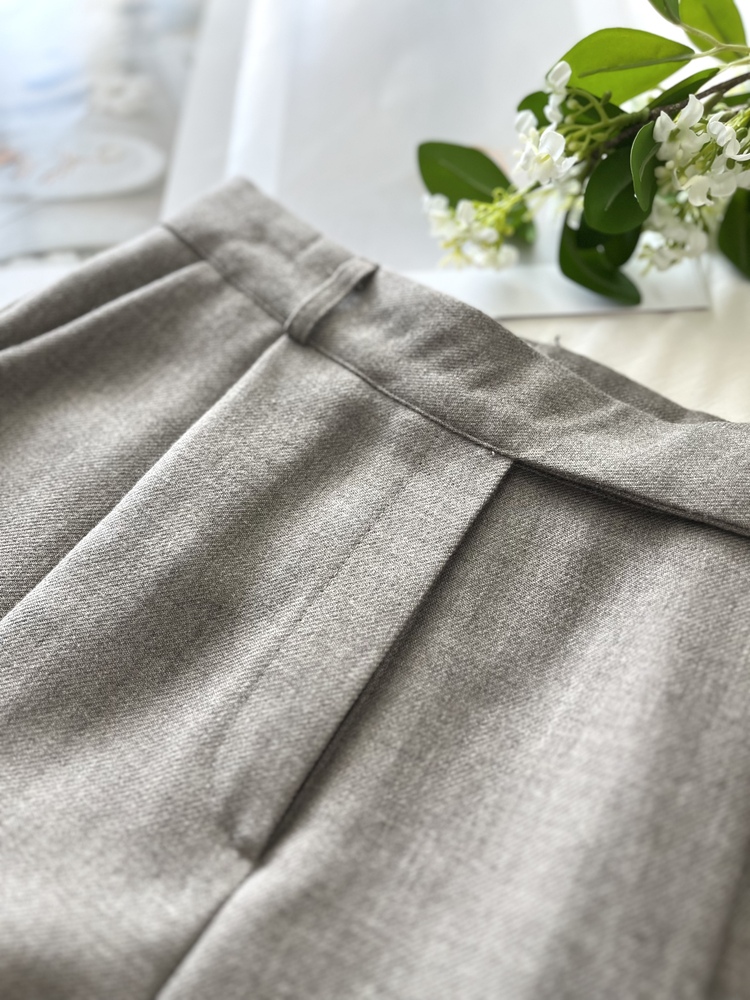 Warm-Tone Buckle Drape Slacks (Oat)