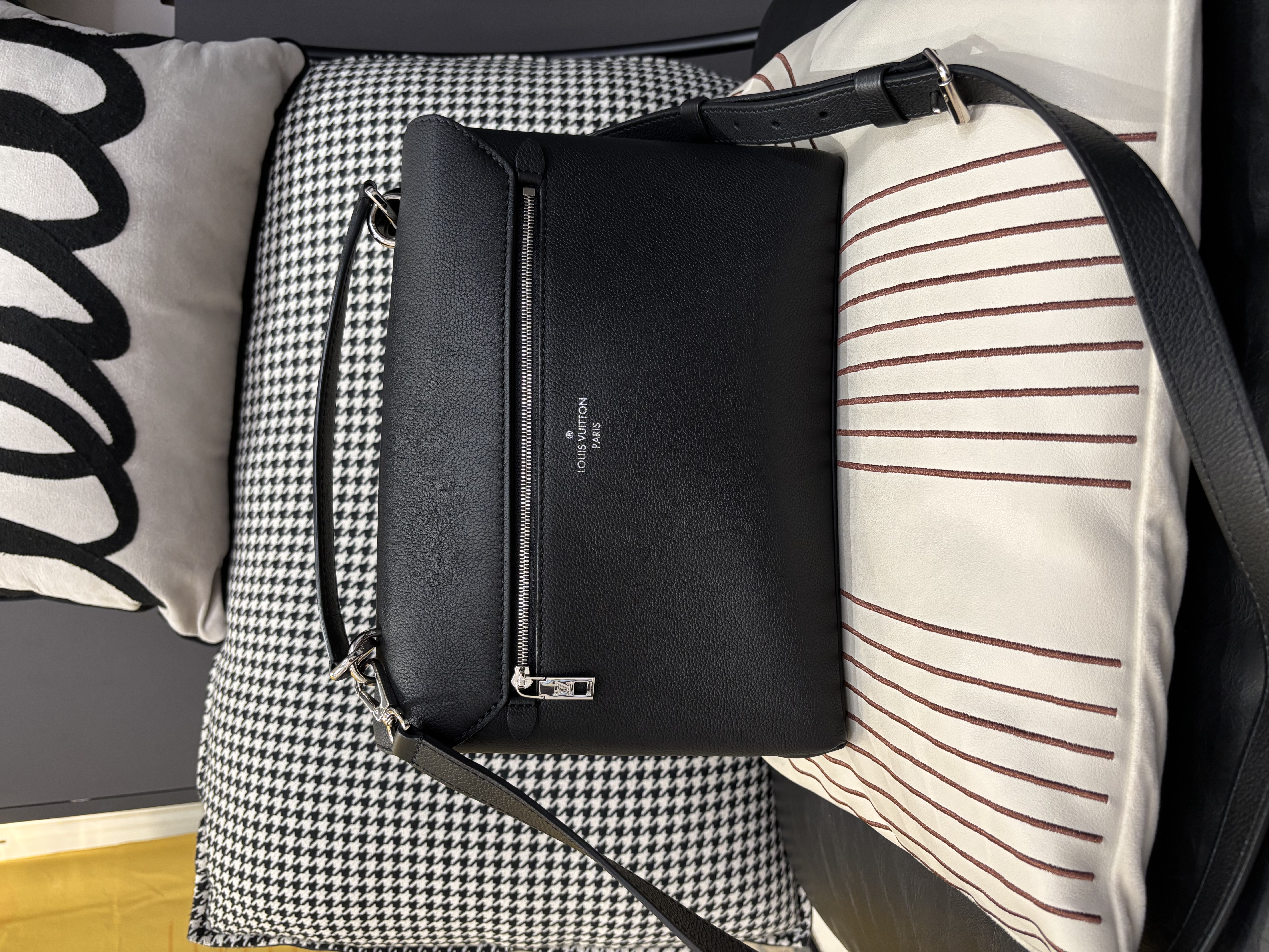 Lv MYLOCKME 2way bag M54849 黑色小牛皮 ,100%Authentic,98%new  ✅Dust bag✅肩帶