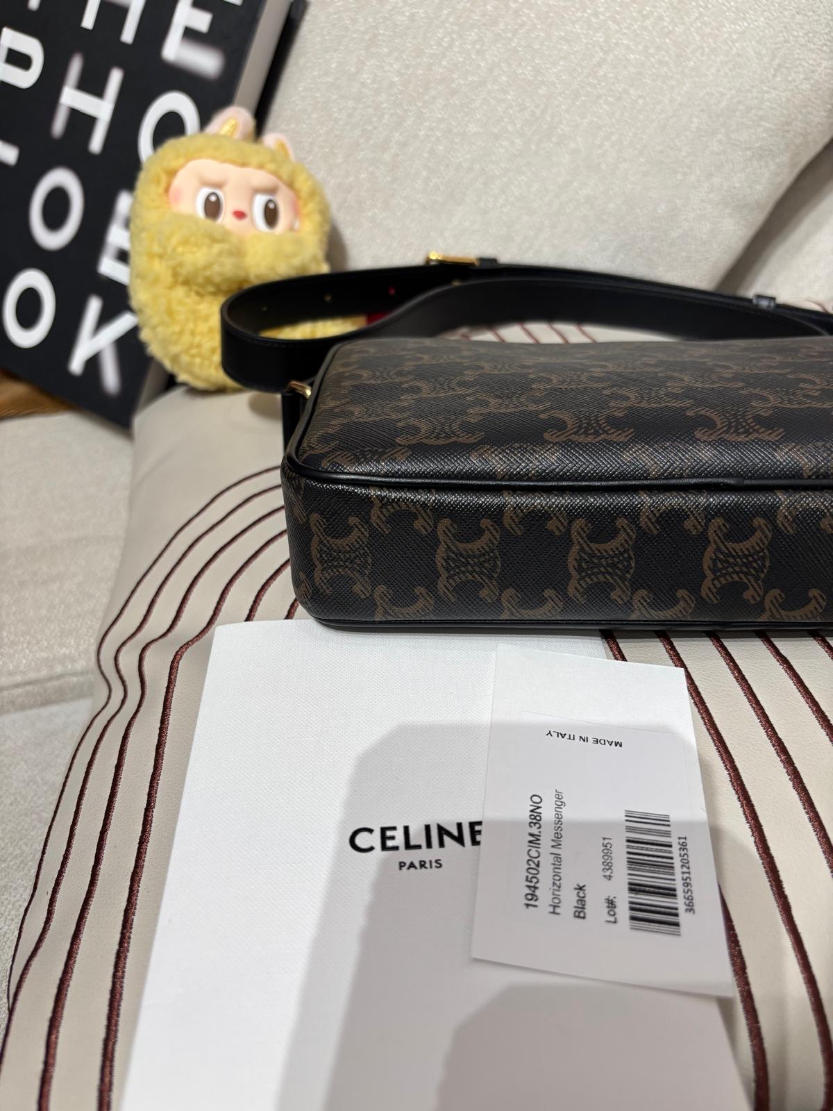  全新 CELINE標誌印花中號郵差包crossbody bag 100%Authentic , 全新未使用品 ✅專門店收據✅booklet✅dust bag