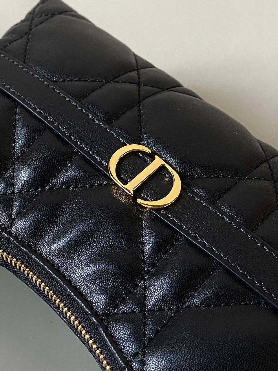 🈶黑色 𝐃𝐢𝐨𝐫 𝐦𝐢𝐬𝐬 𝐜𝐚𝐫𝐨水饺包 喜欢腋下包的有福啦！ miss caro系列的这款迷你单肩包 性价比极高，线条自然流畅 看着虽小，但装promax还绰绰有余 很适合日常出门、通勤、出游、轻装上阵 极尽优雅！ 23×13×6cm #💰118005m