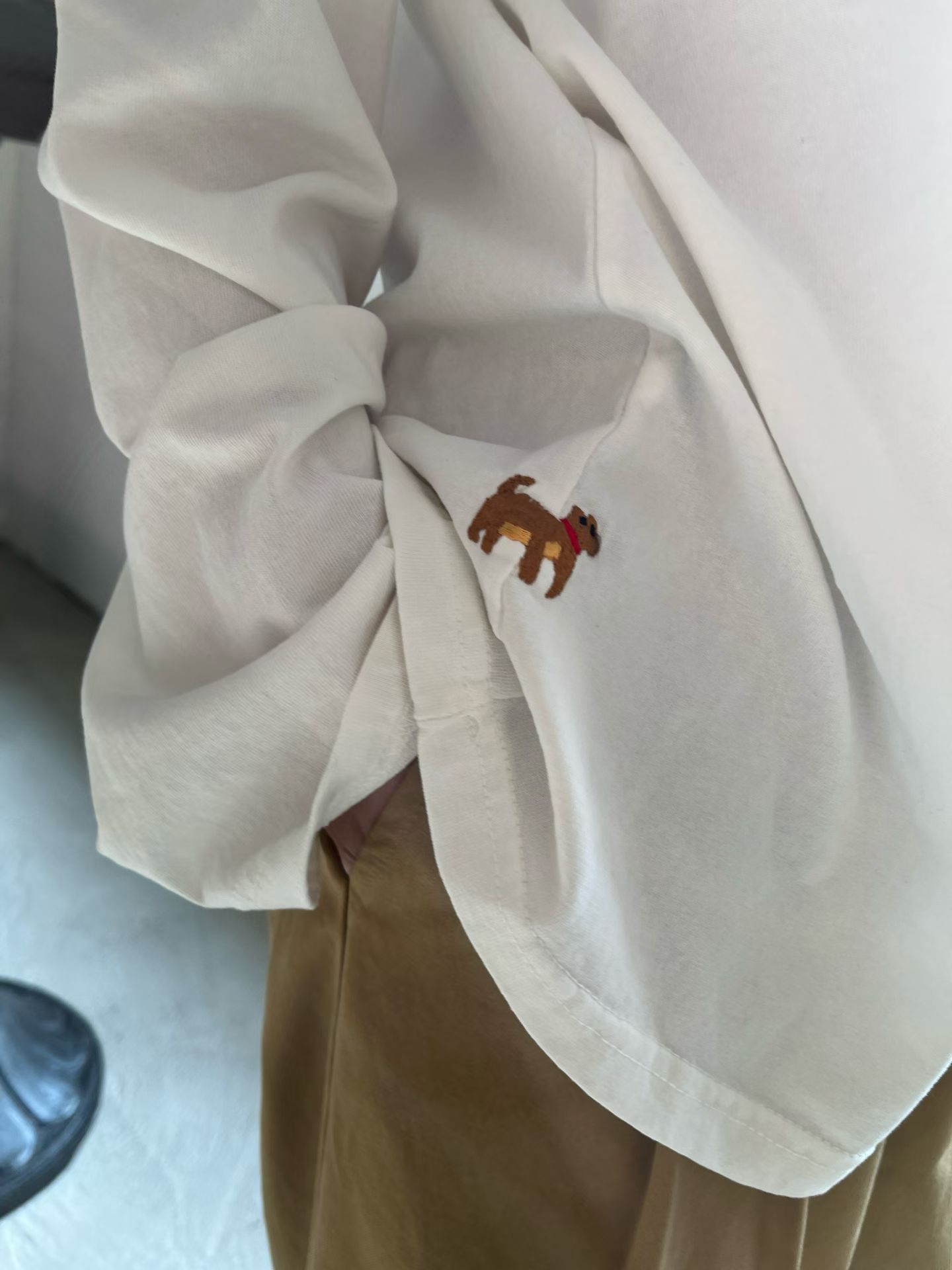 AT OY 間約刺繡小狗長袖T恤-2色