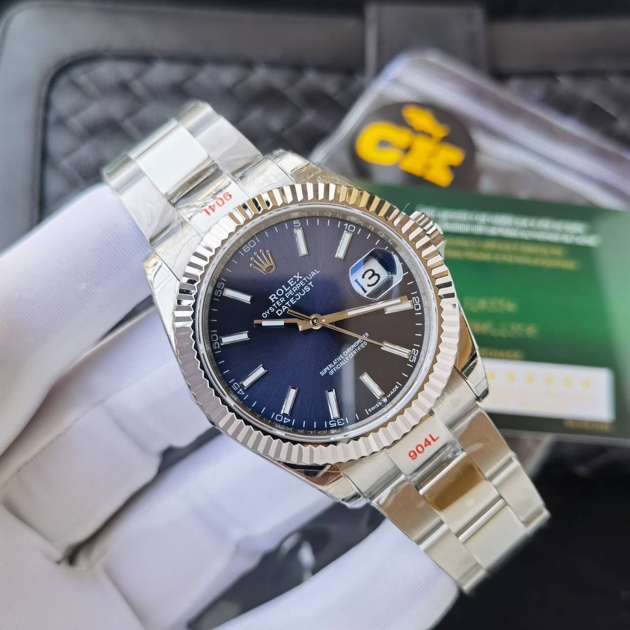 CK Factory 劳力士日志型 每一款CK日志都与原装同步配备保卡，精准确保每一款日志的独立“身份”(一表一卡) (内外兼修)真正的904L精钢正品开模定制，定制原装白金电镀圈口，尺寸41mm、搭载最新一体机 Cal.3235机芯、与原装调时方向一致、厚度、结构同步原装 904钢表带紧连原装表扣 Logo细节精致 2022最强悍的CK产品之一 值得拥有！