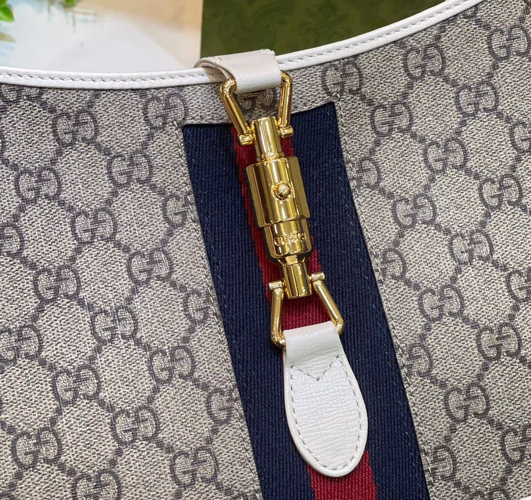 。✈️✈️✈️ 𝗝𝗮𝗰𝗸𝗶𝗲 1961原厂皮🔥# ▫️型号：636706 ▫️尺寸：28*19*4.5𝗰𝗺 Jackie本季新款具有极高辨识度的手袋重回时尚前沿，采用经典GG Supreme原版材料制作，配有一根额外的可拆卸肩带。第二根肩带可通过搭扣固定在手袋上，为典藏设计注入现代时尚格调，打造手提、肩背或斜挎等多样化的携带选择。 拥有多种穿搭方式和风格的单品是所有成为品牌个性精神一部分的顾客的欣然之选。