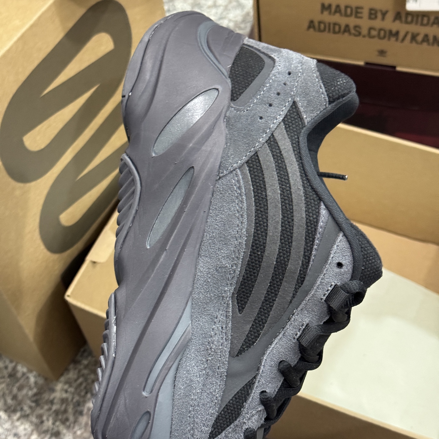 Adidas Yeezy Boost 700 V2 Vanta FU6684