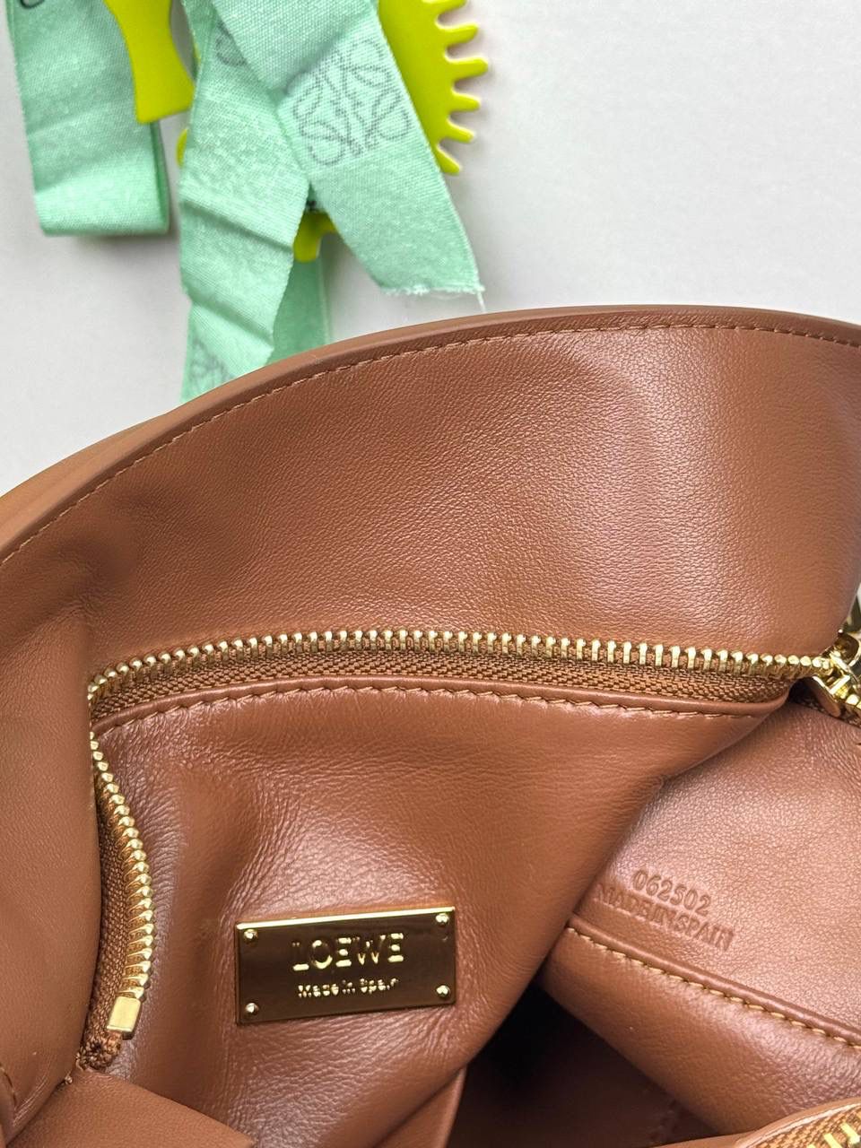 🎈【周年限定】 小号纳帕羊皮𝗙𝗲𝗮𝘁𝗵𝗲𝗿𝗹𝗶𝗴𝗵𝘁 𝗣𝘂𝘇𝘇𝗹𝗲手袋👜 ——山核桃色到货❤️ 尺寸：𝟮𝟰-𝟭𝟬.𝟱-𝟭𝟲.𝟱𝗰𝗺 编码：061610【配全套礼盒】 ✅延续经典老款𝗣𝘂𝘇𝘇𝗹𝗲做法，全新𝗣𝘂𝘇𝘇𝗹𝗲内外采用柔软轻盈的纳帕羊皮材质，为手袋注入随性慵懒的风格。 ✅该款饰有旋转卡扣，铰链式拉链头，一个外部拉链后袋，一个内部插袋，以及可拆卸式的𝗟𝗢𝗘𝗪𝗘烫金或烫银标签，饰有隐秘口袋和气球骰子，底部长方形金属脚钉。搭配可拆卸可调节长肩带，可肩背、斜挎或手提。