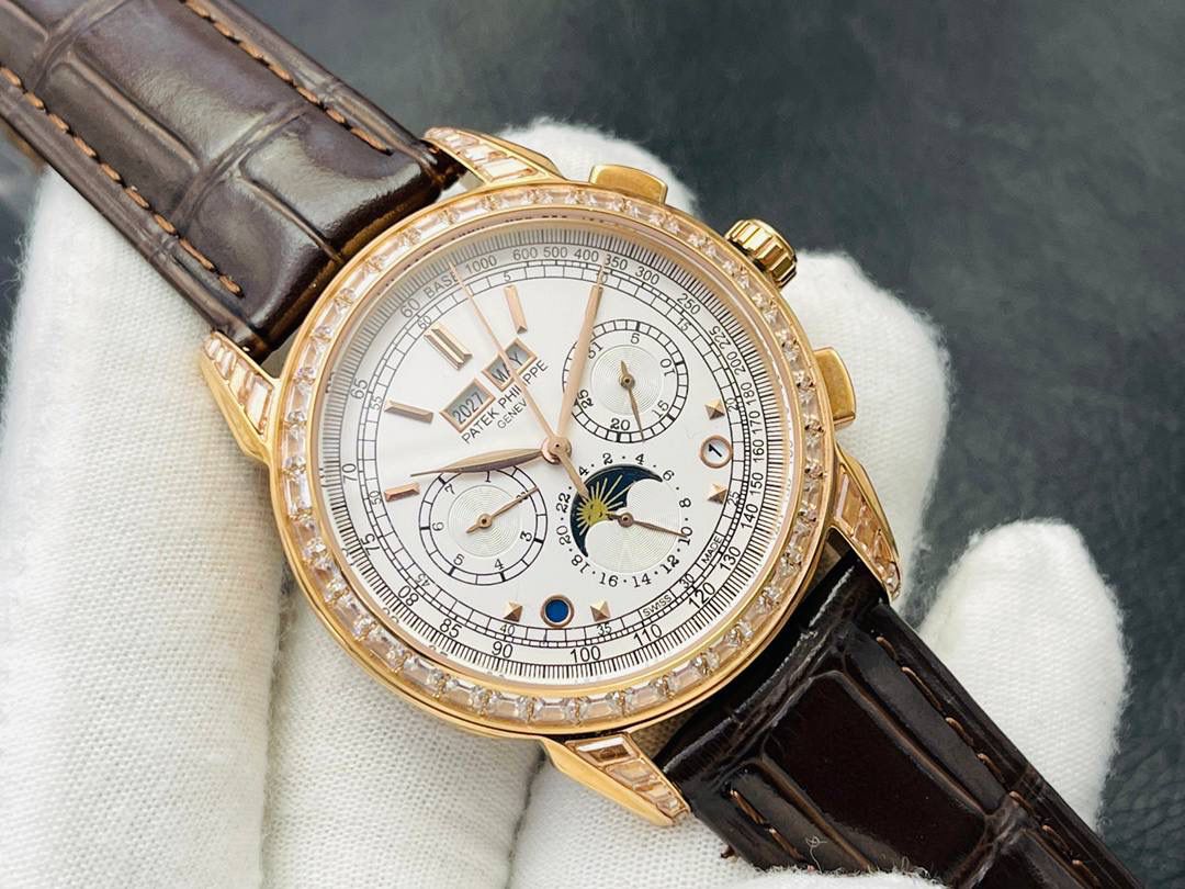 百达翡丽古典超级复杂多功能 万年历功能腕表 团队历时两年多精心设计，不计成本，敢为人先，力求完美，克服重重难关，突破多层技术瓶颈： 1⃣️机芯型号为定制版机芯，质量稳定！ 2⃣️表带为经典意大利小牛皮表带，纹路清晰，质感好。搭配圈市面最顶级的百达灯笼表扣，通用原装无压力。 3⃣️优雅的Calatrava雕花表壳极具个性，42毫米的表径适配大众男性手寸，与专柜一致，非常商务可亦休闲。