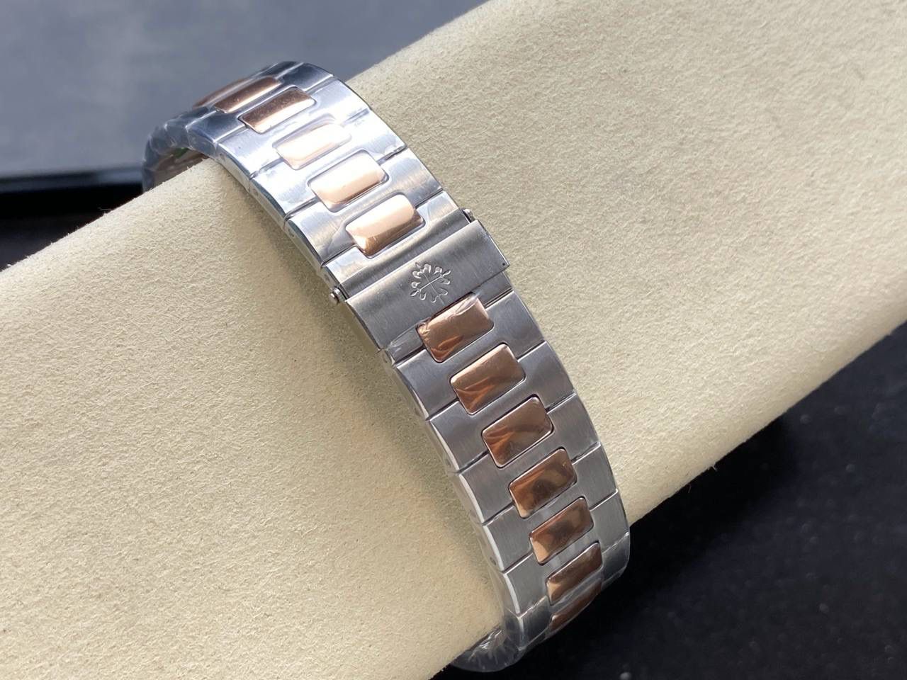 V2版真功能🌐真小秒！3K工厂 百达翡丽鹦鹉螺5980/1A-014多功能计时腕表V2版本，真小秒、真功能！【表壳】腕表尺寸40.5毫米，同正品一致的枕型表壳采用正面拉丝，侧面抛光的两种工艺组合，层次感分明，质感十足。尽显精湛工艺。【表带】采用原装表带一比一量身打造，每节表带的中央抛光部位，都能呈现钻石的形状，尽显高级质感。【机芯】3K厂采用定制版PP.CH28-520机芯，完美还原正品，时分秒，日期，和计时大秒功能。3K匠心之作，欢迎各位表友品鉴🌐