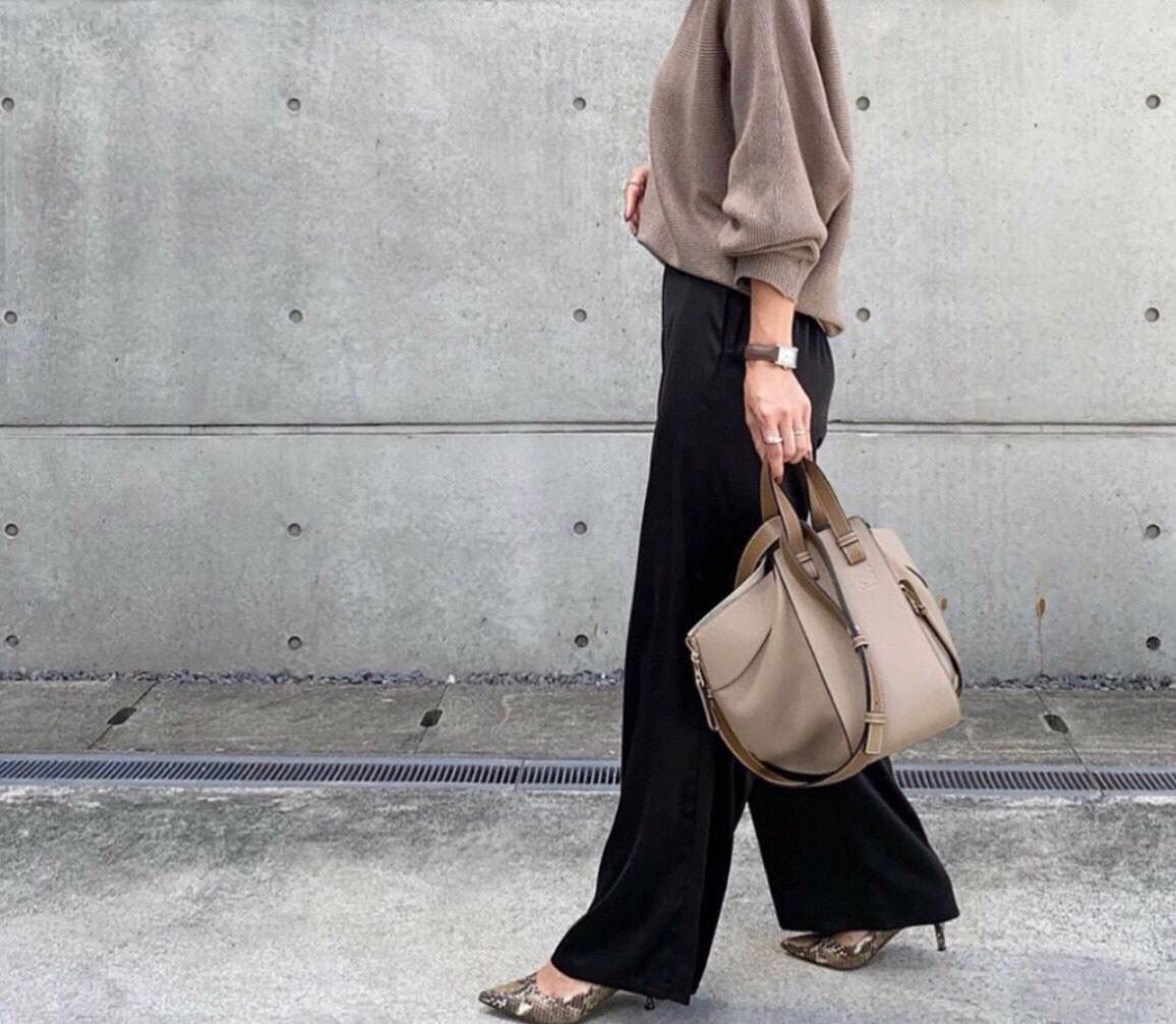 *小号𝘏𝘢𝘮𝘮𝘰𝘤𝘬吊床手袋 （荔枝纹/ 米杏） 尺寸:30-14-25cm 编码:688785【配全套礼盒】 带有柔软侧面包身的多功能手袋，容量大，可自由变换，多种背法，肩带可拆卸调节（斜背、侧挎、单肩、腋下、手拎…）内部钩扣封口，两个内部插袋，人字纹棉纺布衬里，Anagram压纹💕💕