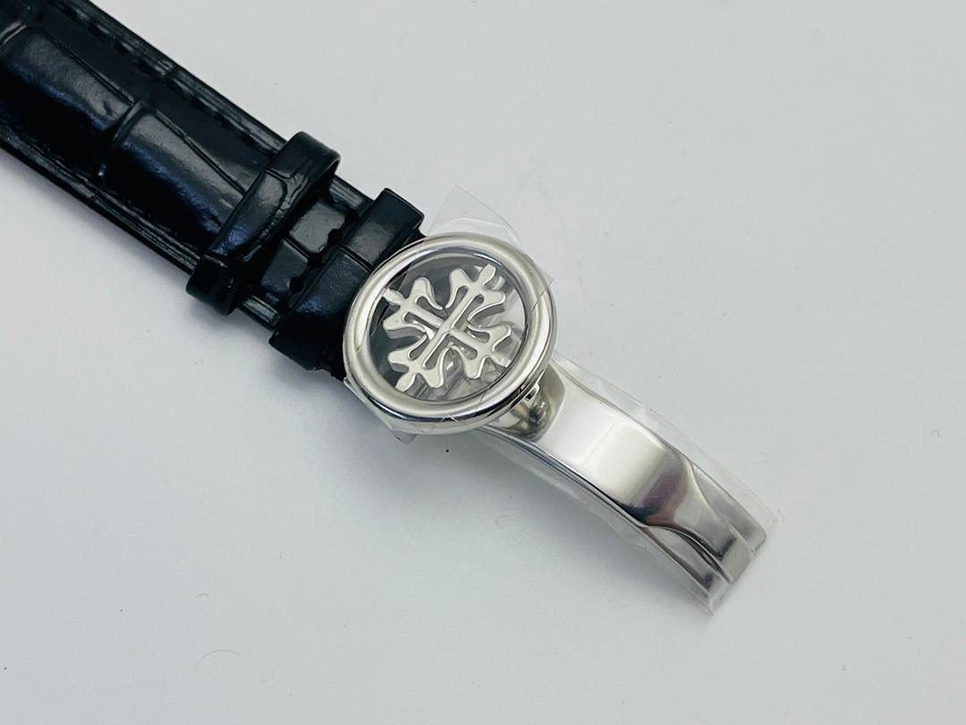 百达翡丽5320G-001超级复杂功能时计！ 1⃣️直径40毫米一体冲压成型的双层式精钢表壳，致敬了经典的设计语言奶油色的表盘营造复古氛围，表盘边缘刻印有密分秒数刻度，配金质阿拉伯数字及五分钟凸圆刻度字钉，更有立体感。时分指针以巴顿式设计为基础，配以尖长的针尖，这特色造型是呼应了 1950 年代 Ref. 1463 计时码表的指针。 2⃣️表盘6点位置是月相显示和日期分拨。所有的万年历标志都很好，一眼就能读懂。 3⃣️内里搭置了仿324 S Q 自动上链机芯，是 324 自动上条传奇机芯的精装版本。机芯夹板桥经倒角，边缘作细意打磨，主夹板饰以鱼鳞纹，而夹板则缀以日内瓦波纹，夹板表面有包金雕刻，螺丝凹槽经打磨和倒角，连钻孔亦同样经打磨处理。