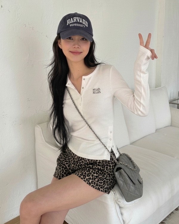 MuahMuah HENLEY NECK SLIT CROP LONG SLEEVE T-SHIRT