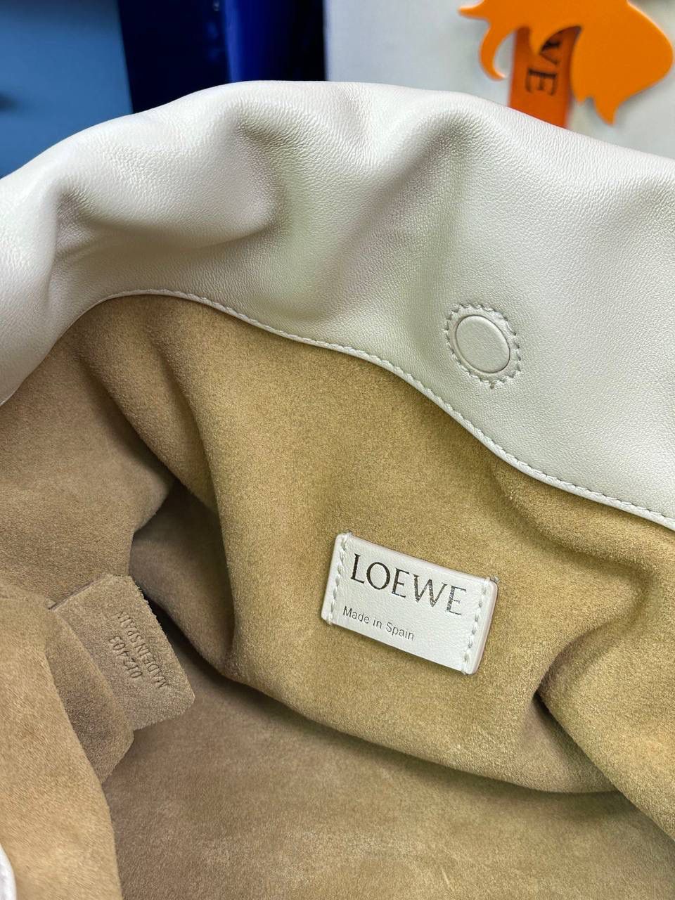 🎈中号链条款𝙁𝙡𝙖𝙢𝙚𝙣𝙘𝙤 𝙋𝙪𝙧𝙨𝙚羊皮 ——【海盐白】 尺寸：𝟯𝟬-𝟭𝟬.𝟓-𝟮𝟬𝐜𝐦 编码：012403 👉🏻延续福袋收缩绳褶皱设计，羊皮包身手感细腻柔软❤️ 👉🏻链条肩带➕皮肩带的双肩带设计，时尚百搭，给足了集美们多样化的选择。肩带可拆卸可调节，磁扣开合，正面烫金𝙇𝙤𝙜𝙤，呈现出高贵典雅的视觉感😍 👉🏻独家背景➕独家品质➕独家全套砖柜礼盒套装，市场高端品质皆在我手✌🏻