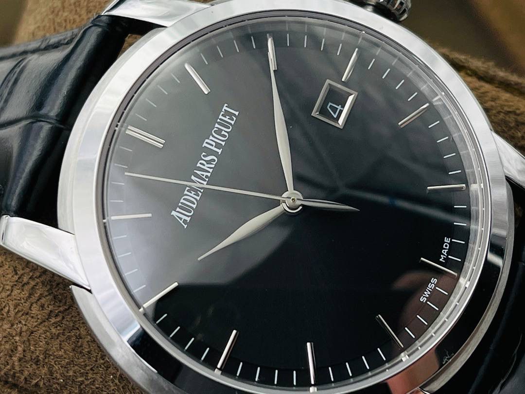 原版开模 市场最高版本 爱.彼 JULES AUDEMARS系列男士腕表！ 1⃣️机芯型号：2824改3120自动机械，透底设计！稳定零返修！ 2⃣️表径41毫米！ 3⃣️大三针简约表盘！ 4⃣️316L精钢壳套！