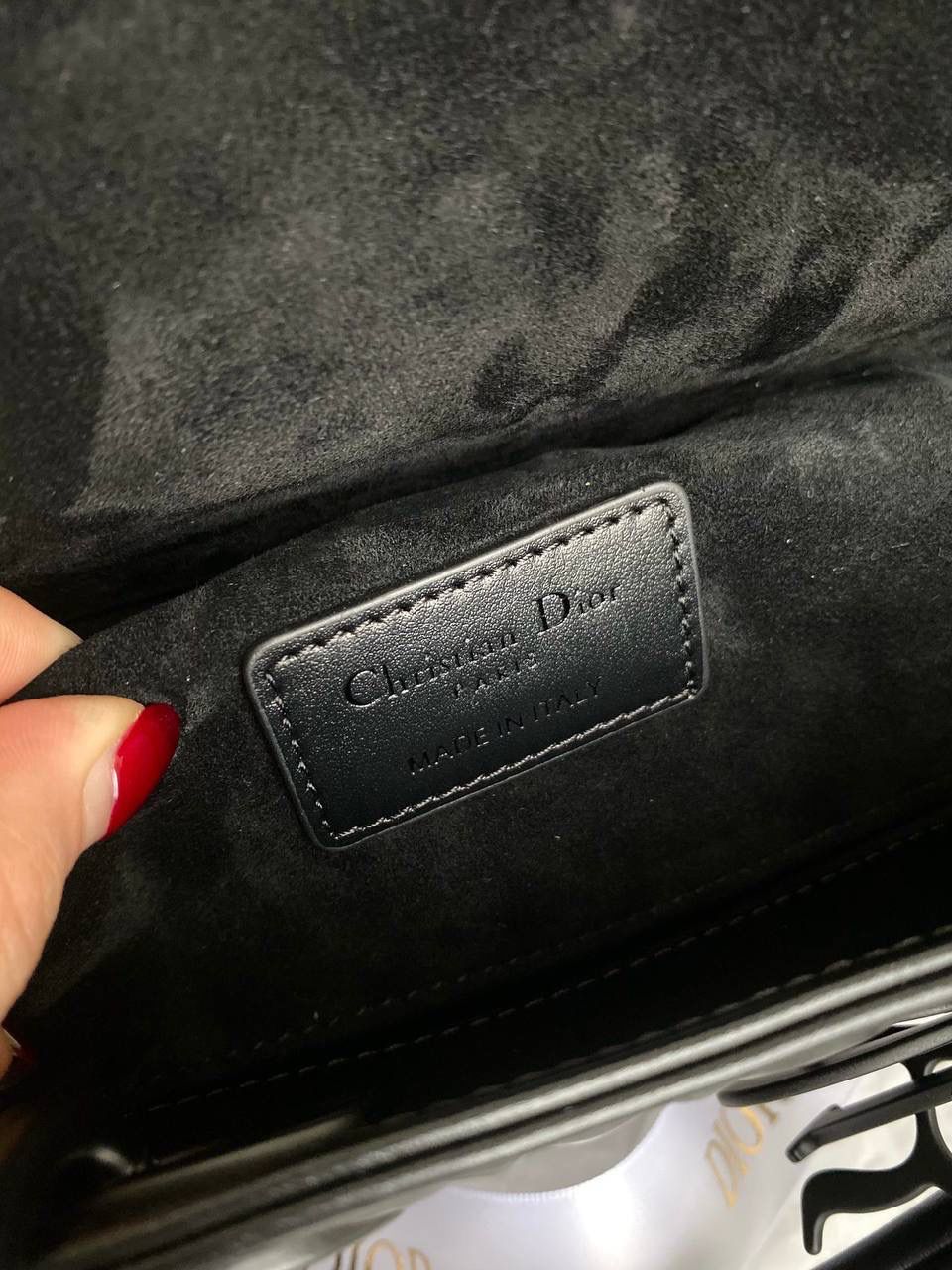 𝗗𝗶𝗼𝗿 𝗗-𝗝𝗼𝘆 𝗯𝗮𝗴哑光黑色🖤 时尚果然就是轮回，回归了一把中古戴妃 特殊处理的哑光牛皮钻石藤格纹，八个切割面挺括有型，全套磨砂材质五金，长方包形短链条➕细长肩带直接封神！！ 复古时髦感超强，真是什么场合都可以把住🥹绝对是lady中的天花板了，强势出圈啦姐妹们🤩 26 x 13.5 x 5cm