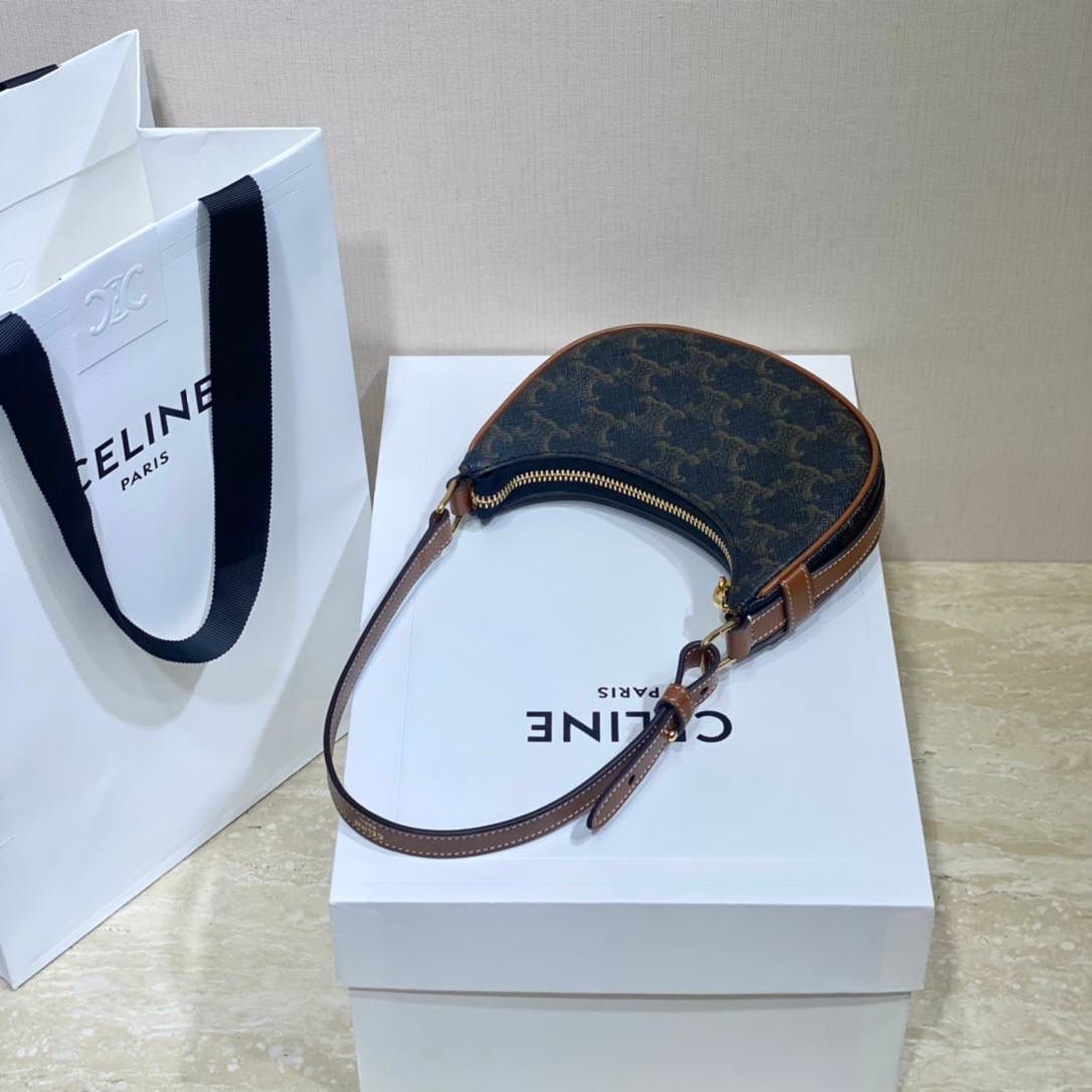 🔥大货实拍图 𝗖𝗘𝗟𝗜𝗡𝗘♥𝗖𝗔𝗡𝗩𝗔𝗦 𝗠𝗜𝗡𝗜 𝗔𝗩𝗔 腋下包鼻祖AVA出迷你款啦，简直可爱炸了！型号：10I602 尺寸：16*8.5*4cm