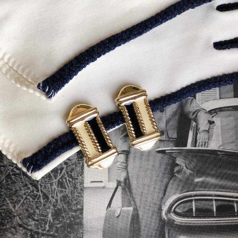 Vintage C.a. 1980s Novelty Light-Weight Enamel Clip On Earrings From Canada (MT1100-12)