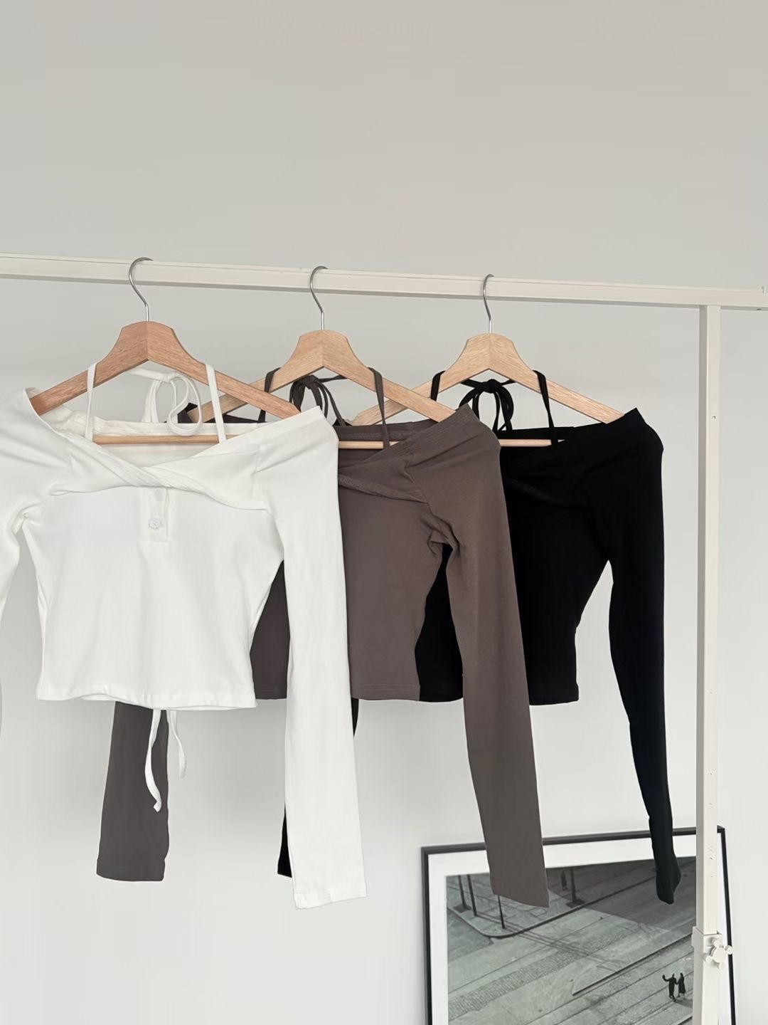 【 ⋆⚡️🖤回頭率100✨小心機 & 方便性兼備！鏤空扭結掛頸連PAD上衣˶˙ᵕ˙ )ﾉﾞ】 Psycho Twist Crop Top(三色入)