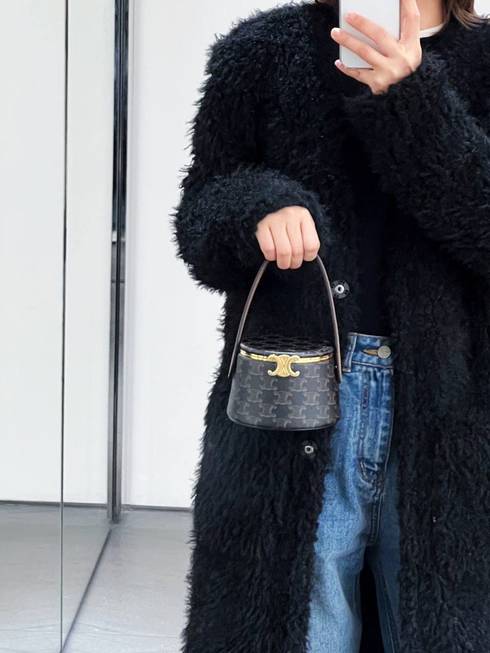 🔥大货实拍图 𝗖𝗘𝗟𝗜𝗡𝗘 ♥️ 𝗡𝗜𝗡𝗔手拎盒 型号：111353 尺寸：13*8*13cm 新品上线啦👏立体盒子包/化妆包~皮带子手拎设计➕圆筒包身，翻盖带镜子，可随时补妆。精致又不失实用性！凹造型拍照，或者当晚宴包，简直美呆🥳