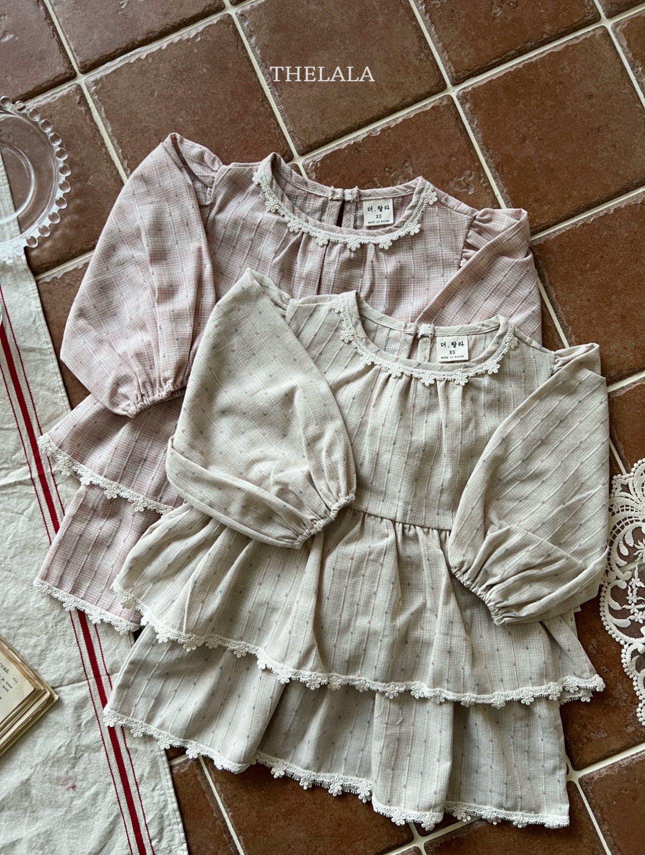 🌸預訂 韓國直送🌸🇰🇷THELALA兩色蕾絲花邊層疊荷葉邊格紋長袖連身裙