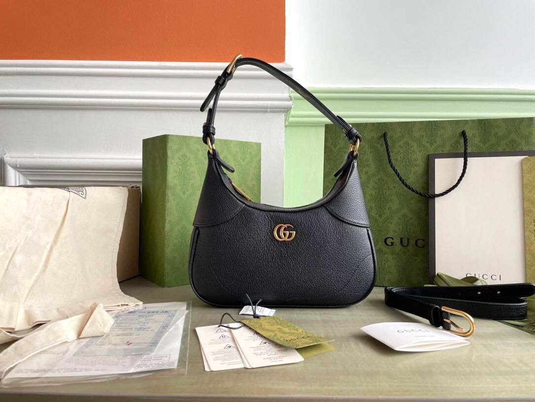 独家特级正品 。G731817！尺寸：25x19x7cm！Cosmogonie)系列在意大利历史悠久的蒙特城堡亮相。这一全新的新月造型小号肩背包从品牌典藏元素汲取灵感，采用柔软皮革材质呈现，并饰有在20世纪70年代亮相的双G标志🔥🔥🔥 它配有两条可肩带 可调节肩带（55厘米高） 可拆卸链式肩带（26厘米高）