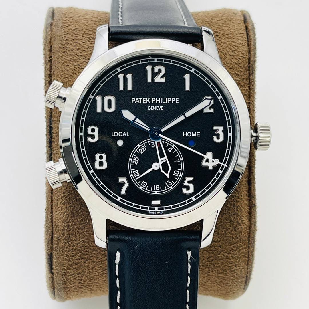市场最高版本 百达翡丽双时区功能ref.5524 Calatrava飞行家旅行时间腕表系列惊艳登场！细节方面： 3⃣️【功能】5524系列为二十四小时制时间腕表，六位同正品一致是日历，中心大秒针底部则为双时区时间显示 与正品一致。 4⃣️【机芯】复刻原版324SC FUS机芯、自动上链装置适合每天佩戴，从背部蓝宝石透视底看能让你一览无遗尽收眼底。一只最实用的商旅手表于焉诞生。 5⃣️【表带集表扣】扣子使用与原装一致的三角型针扣，佩戴方便，与表壳相呼应，展现此腕表的整体美学。搭配蓝色皮表带，并以米色缝线装点，质感舒适，牛皮也让整款腕表更有复古味道。