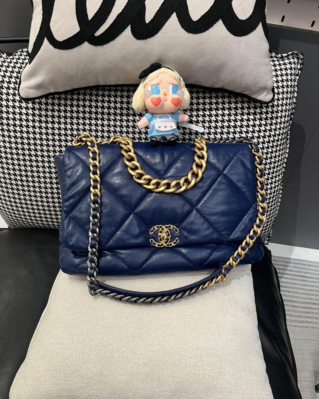 Chanel 19 maxi flap bag  100%Authentic,98%new  ✅30 card ✅dust bag