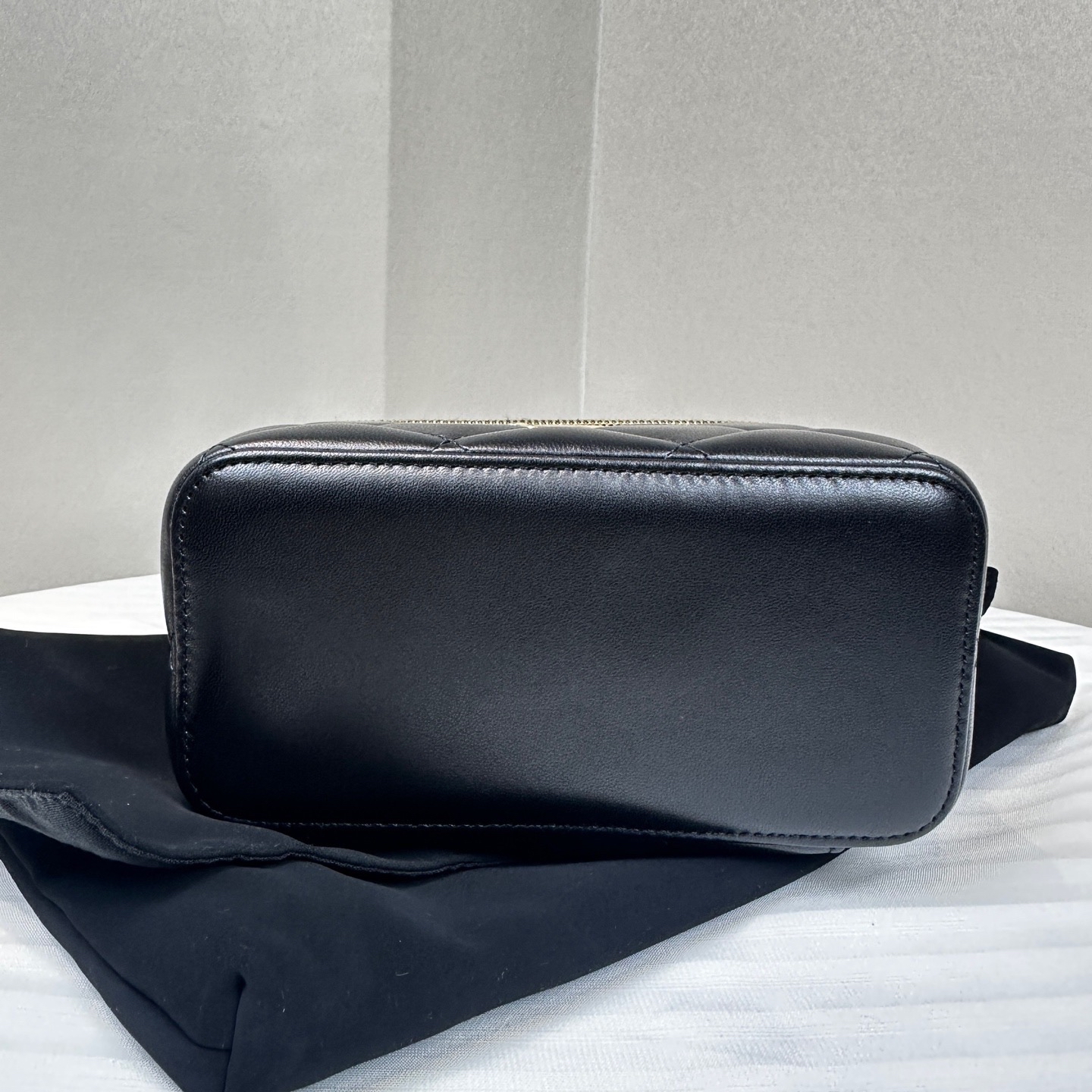 【預訂貨品】Chanel黑金羊皮化妝包