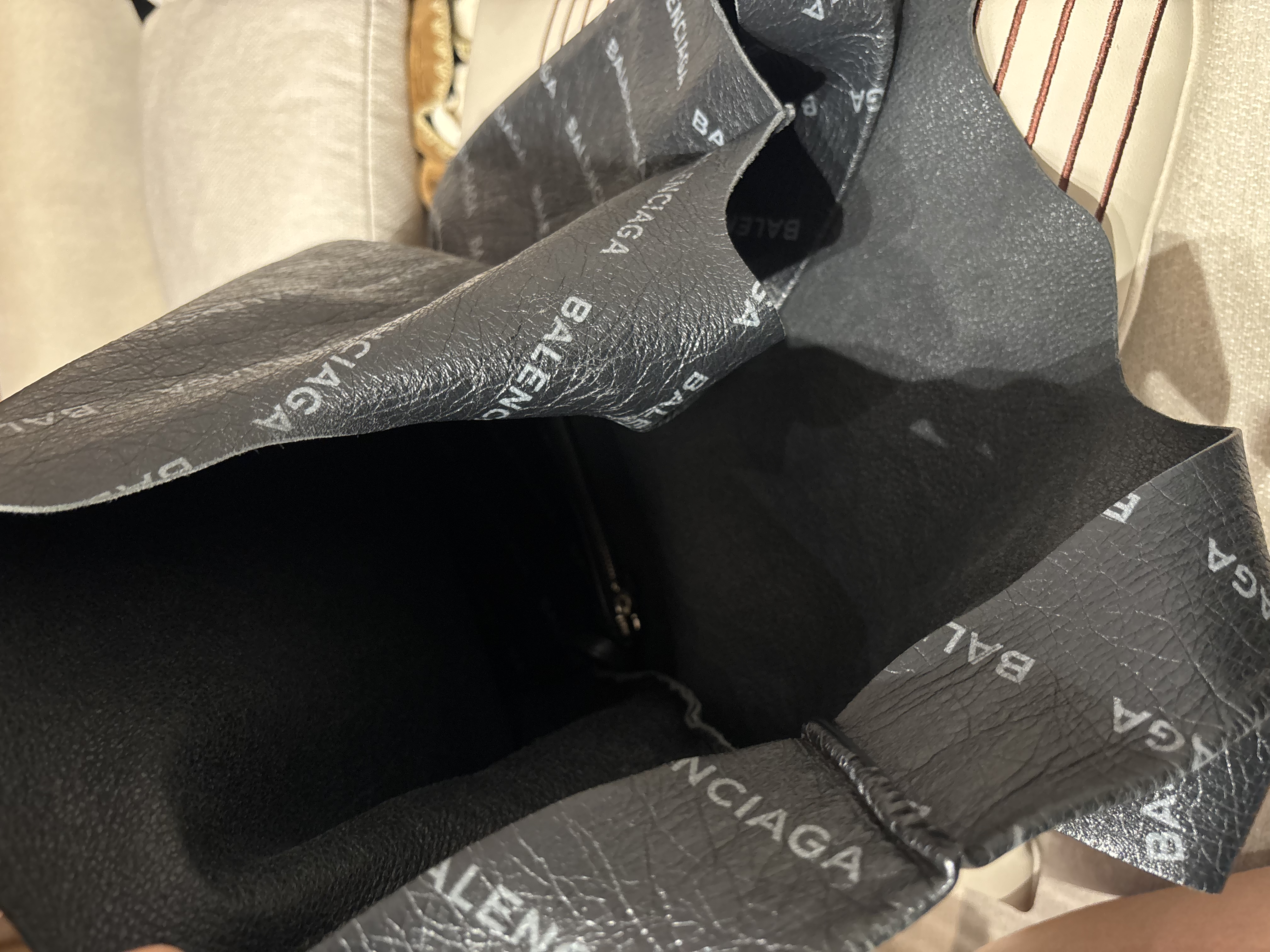 Balenciaga bag 100%Authentic, 95%New ✅pouch