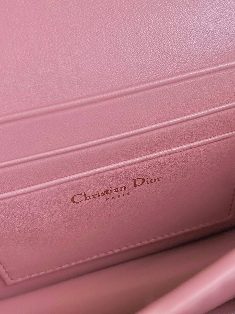 🈶复古粉，迷你 𝗗𝗜𝗢𝗥 𝗠𝗶𝘀𝘀 𝗰𝗮𝗿𝗼链条手袋 开挂啦开挂啦！！火爆全网 不出意外夏天最爱的一只小包了 还是经典的藤格纹标识，真是百看不腻 金属链环和与皮同色系珐琅扣链环交替肩带 完全神一般的存在，可爱可盐，颜值太顶啦 内隔层容量日常足够了，斜挎/单肩/腋下都可 极简的法式浪漫松弛感直戳心脏，不挑人，冲！ 17.3×13×7.5cm，#6553m