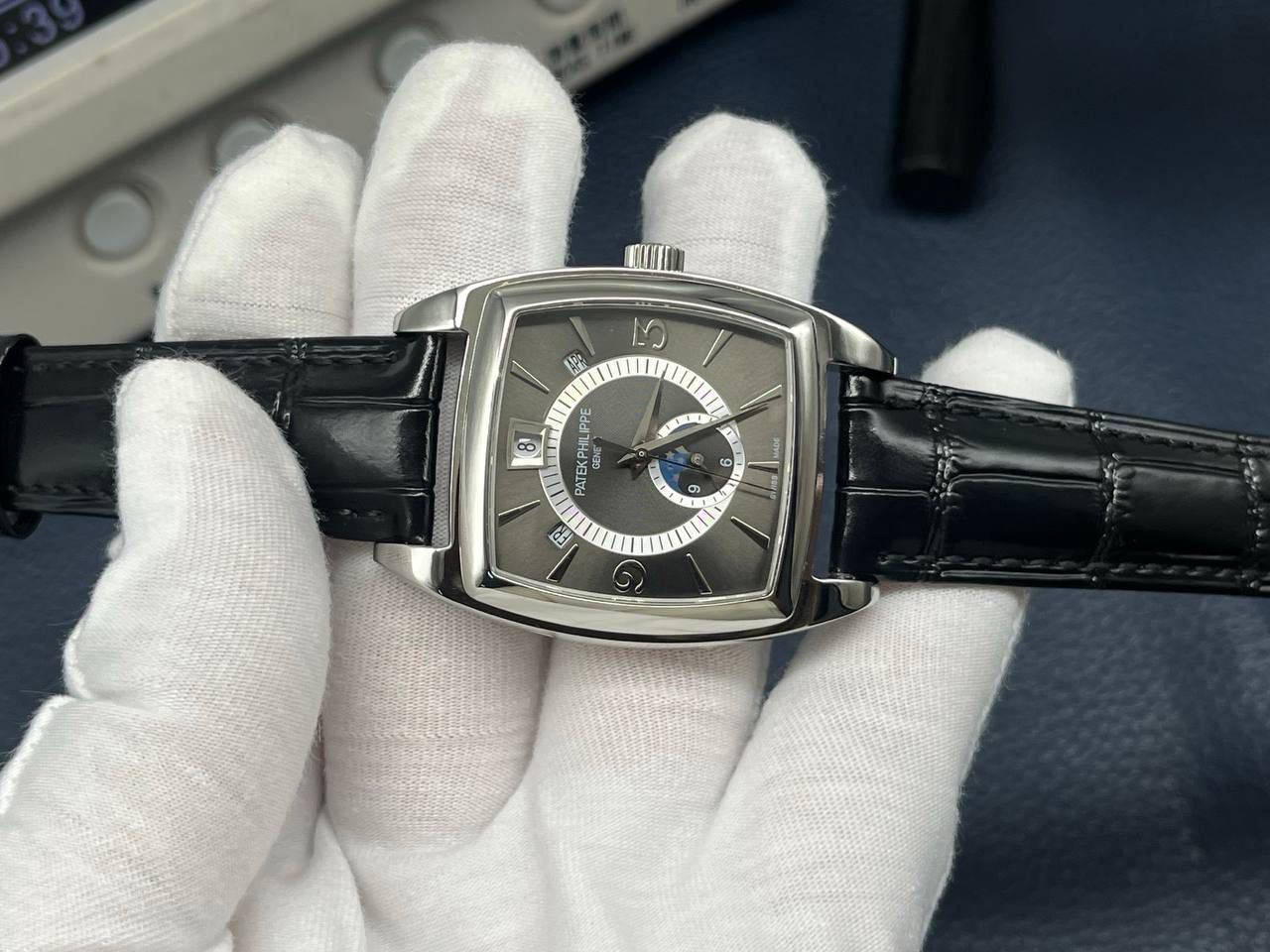 百达翡丽复杂多功能系列5135G--010重磅登场，迄今推出的首款Nautilus复杂腕表，以超复杂的工艺技术打造休闲运动腕表。 1⃣️小身板大能量：尽揽以下功能∶12点位日历功能 10点位星期功能 2点位星期功能 6点位24小时。所有功能都可正常使用。 2⃣️机芯采用版Cal.240自动上链机芯，在实现外观的逼真前提下，功能一并完美诠释。 3⃣️改装大师独立制表人，倾情参与定制改装表盘颜色，给予独一无二的腕表增添有趣的灵魂！