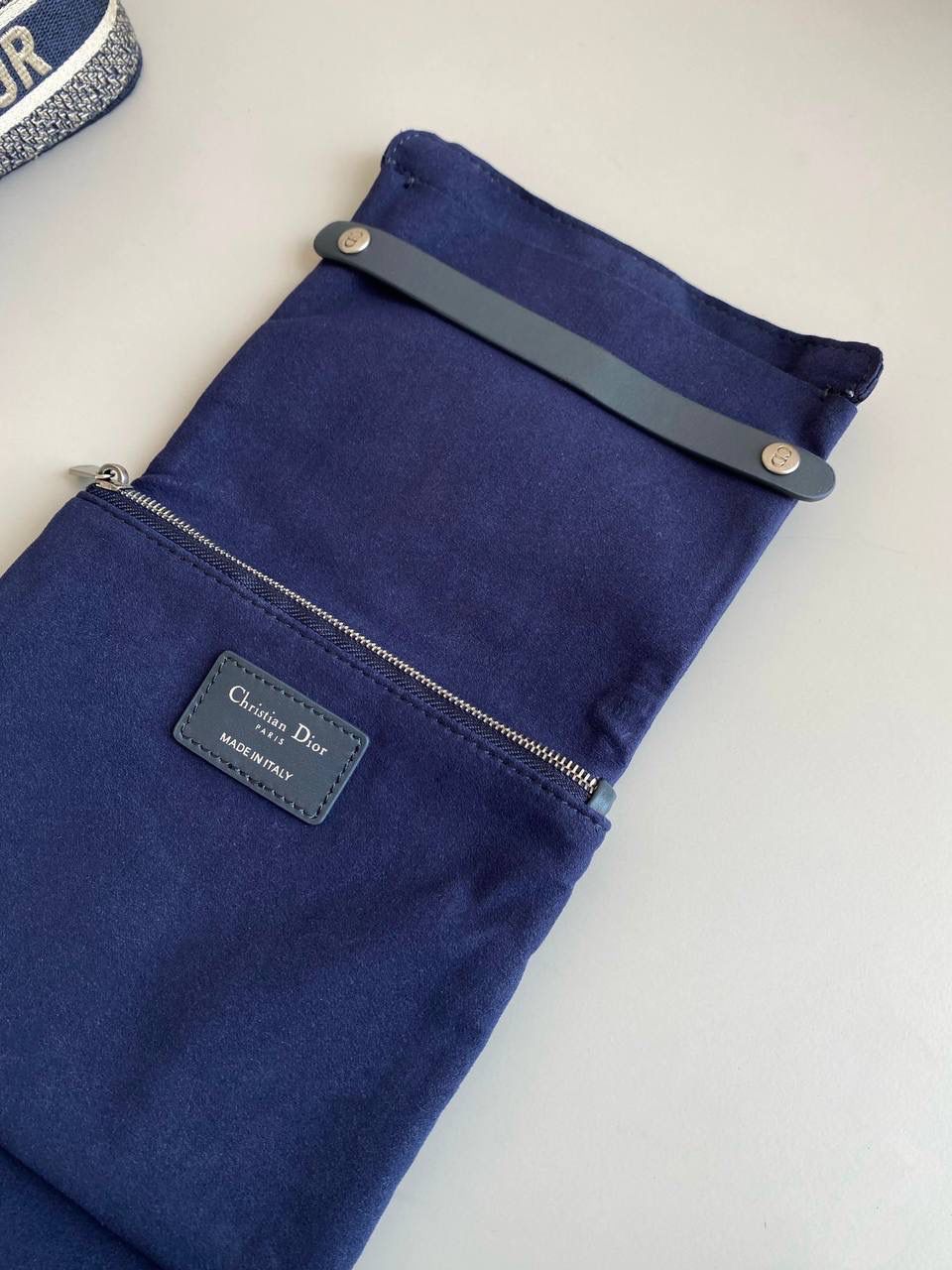 🈶化妆包，小号 𝗗𝗶𝗼𝗿 𝗢𝗯𝗹𝗶𝗾𝘂𝗲化妆包/洗漱包 每个女孩子都需要拥有的超级能装化妆包！经典的老花帆布刺绣颜值超高 ，容量巨大到瓶瓶罐罐都没问题！边惊讶边感叹这也忒能装了！旅行在外一包搞定！便捷式手提设计日常还可手拎凹造型不要太酷了！ 22.5×16×8.9cm #M913m