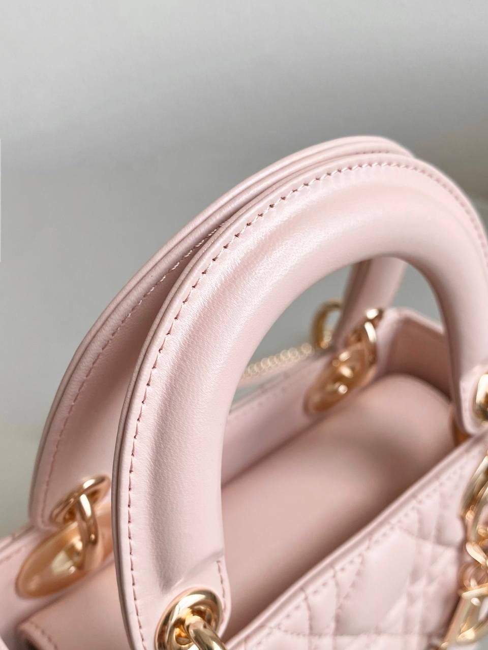 胭脂粉🩷𝗗𝗜𝗢𝗥 𝗟𝗮𝗱𝘆羊皮三格金扣🌟 女生必须要拥有的一只经典款 一年四季爆卖，老客每天都在补单 细腻柔软质感不是国内皮可以比的 进口原厂羊皮➕全钢五金，终极版 （标配两条肩带） size：17cm