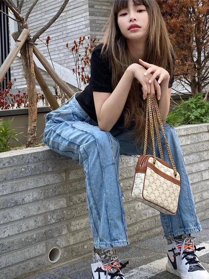 🔥大货实拍图 𝗖𝗘𝗟𝗜𝗡𝗘♥𝗖𝗔𝗡𝗩𝗔𝗦 𝗣𝗔𝗧𝗔𝗣𝗔𝗡𝗦 型号：196252 尺寸：20.5*15*4.5cm TA真的非常好用+多种背法+价格合适+细节满满～双链条腋下，单链条单肩，斜挎/手拿 一包多用✔️