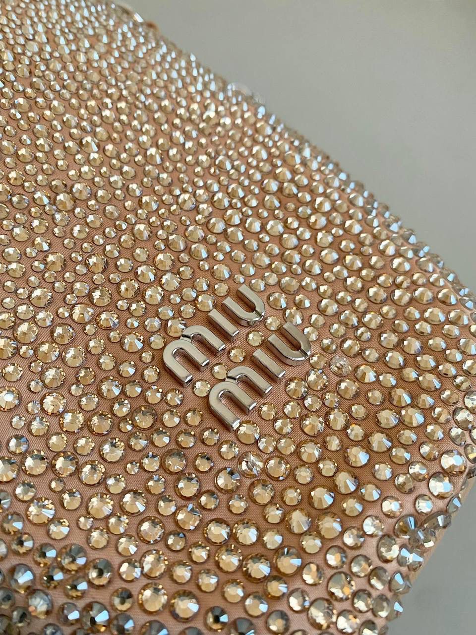 🈶钻石沙黄 𝗠𝗶𝘂𝗠𝗶𝘂满钻水桶包 blingbling的又是多少女生的心头爱 整个包身贴满水晶，搭配软绵绵的小羊皮， 在光线下非常闪✨不管是日常约会， 节日派对 晚宴都会是人群中的抢眼包 15×17×11cm F0053m