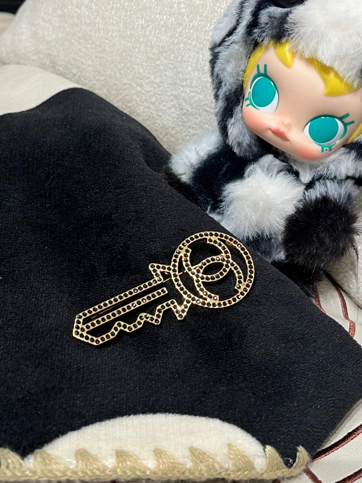 Chanel Key Brooch 100%Authentic, unused ✅dust bag✅box