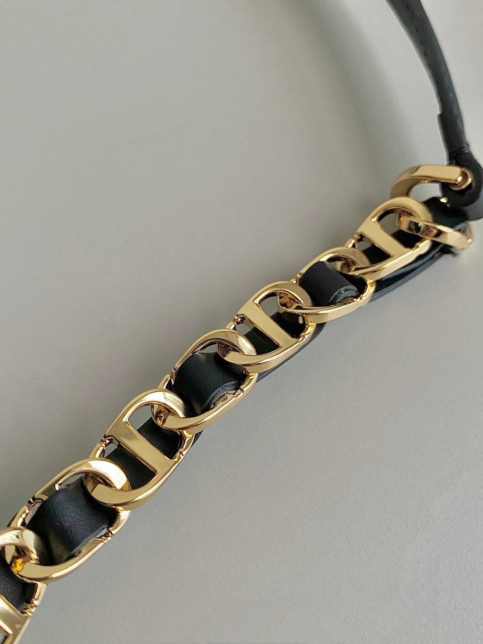 🈶全皮黑 𝗗𝗜𝗢𝗥 𝗦𝗶𝗴𝗻𝗮𝘁𝘂𝗿𝗲 𝗛𝗼𝗯𝗼 腋下包 Hobo在时尚圈一直占据着重要地位 全新包型又来咯，日常轻盈这只绝对OK 经典标志性logo又透着一股复古的调调 任何年龄段女生拿都不违和，非常有品 衔接的链条肩带也显得灵动随性不木讷了 很有法式优雅气息，冬天配大衣一绝 我可以天天背都不腻，通勤率只高不低 23.5×14.5×6cm，8131m