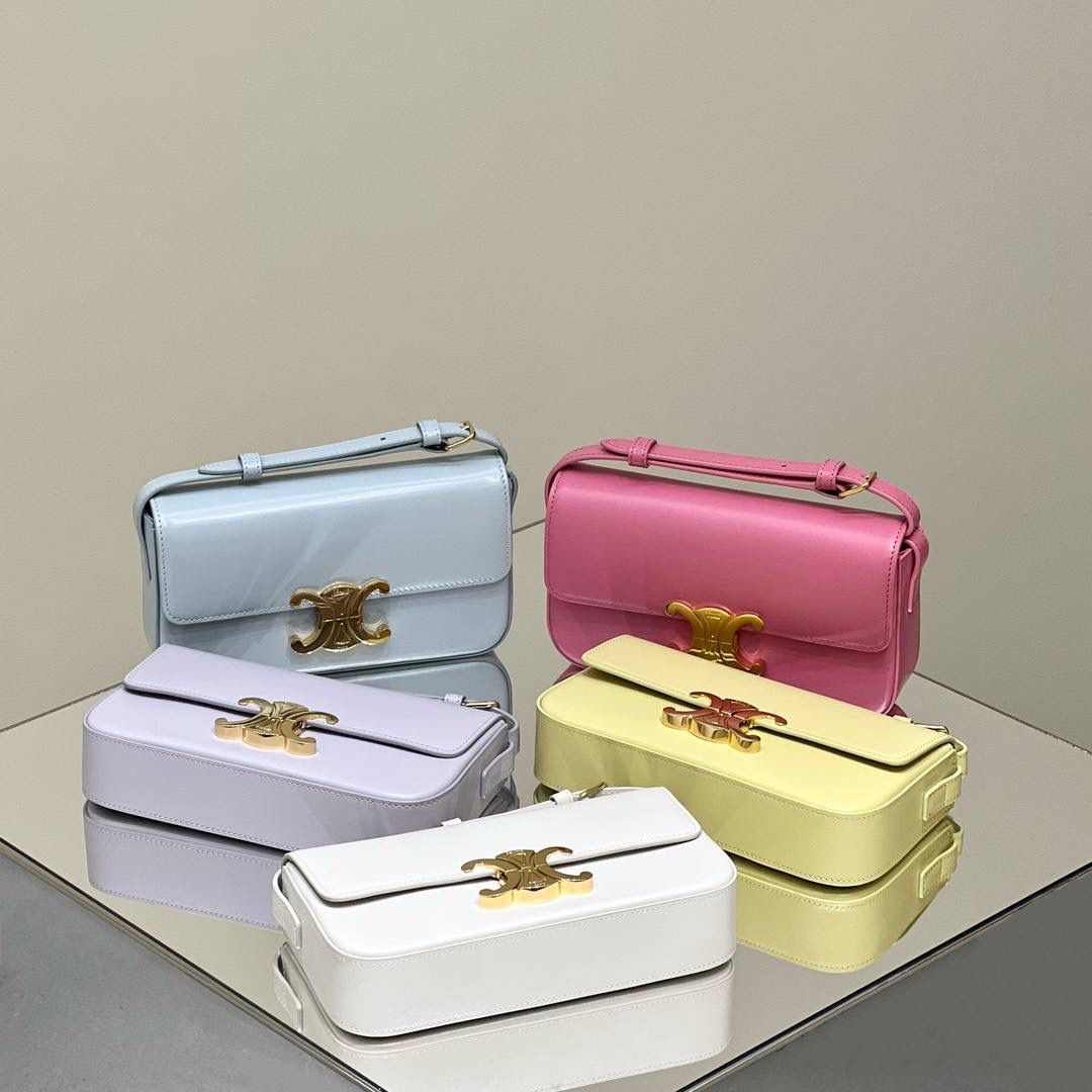 𝑪𝒆𝒍𝒊𝒏𝒆凯旋门腋下包以其轻便实用又时髦有型的特色，火爆席卷国内外各大版面，完全是时髦精们必不可少的百搭单品🔥