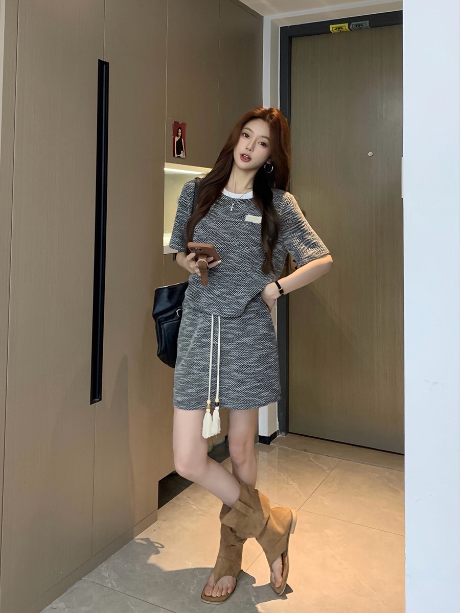 B236(3202) 韩系双色面料小香风肌理感上衣与付丝巾短裙灰套装