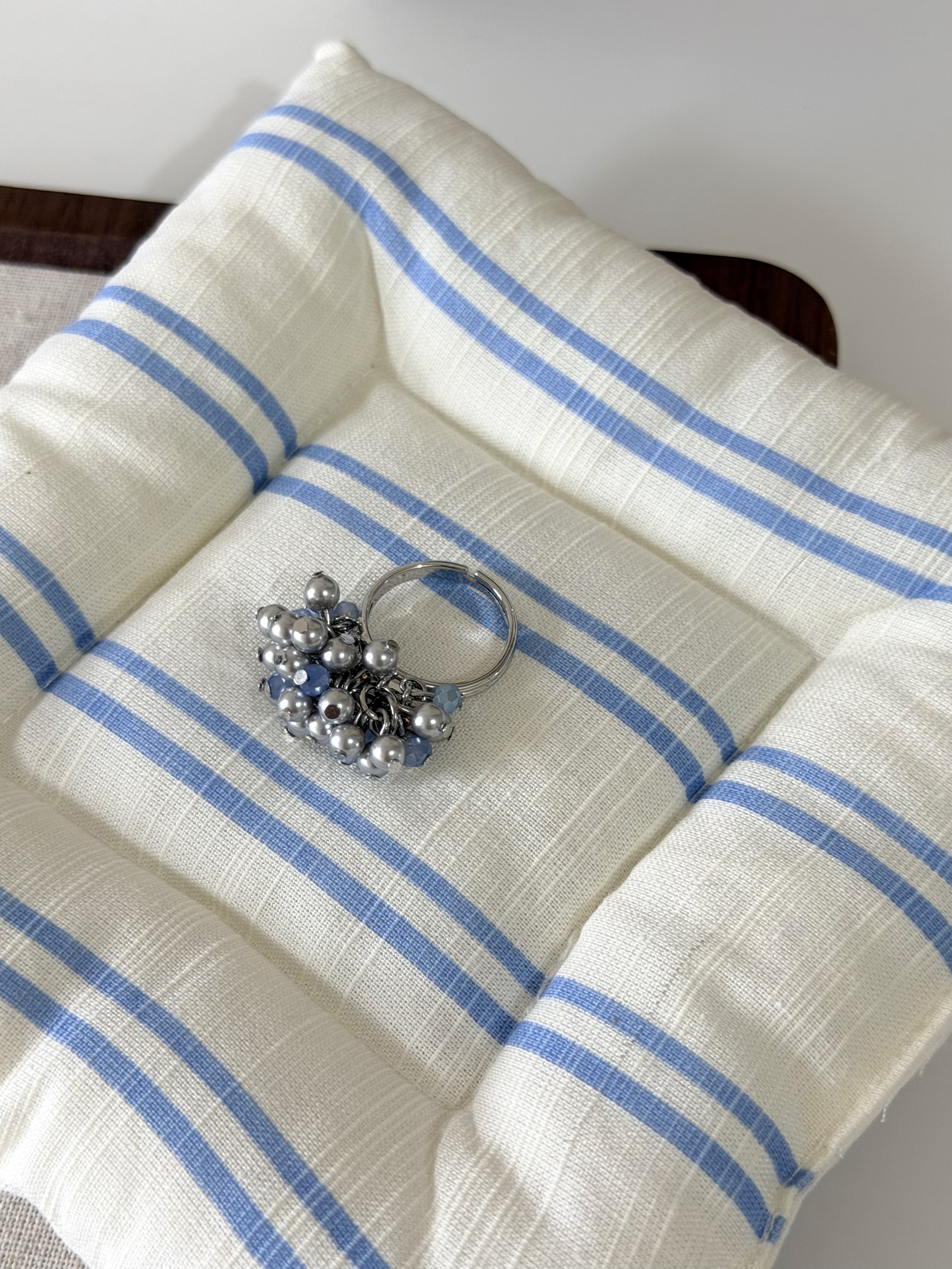 灰珍珠小花球戒指/淺藍色x銀色