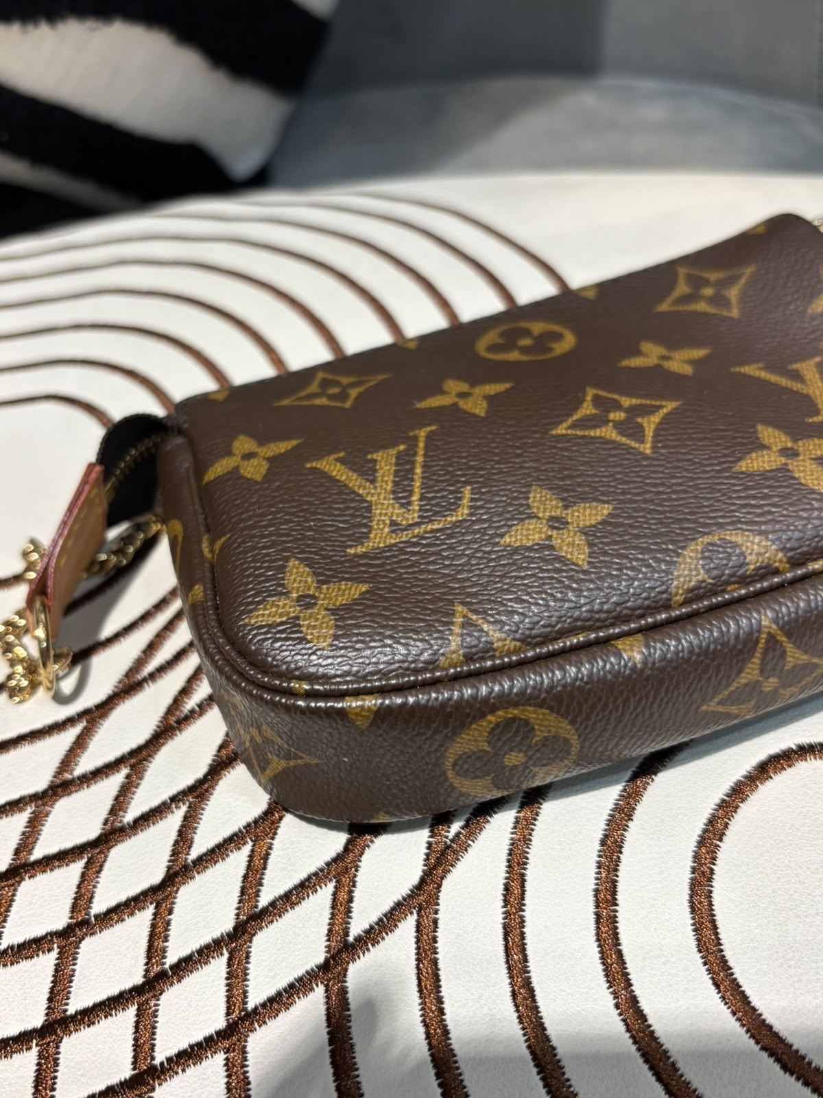 Lv mini pochette chain bag monogram ,100%AUTHENTIC, 98%new 