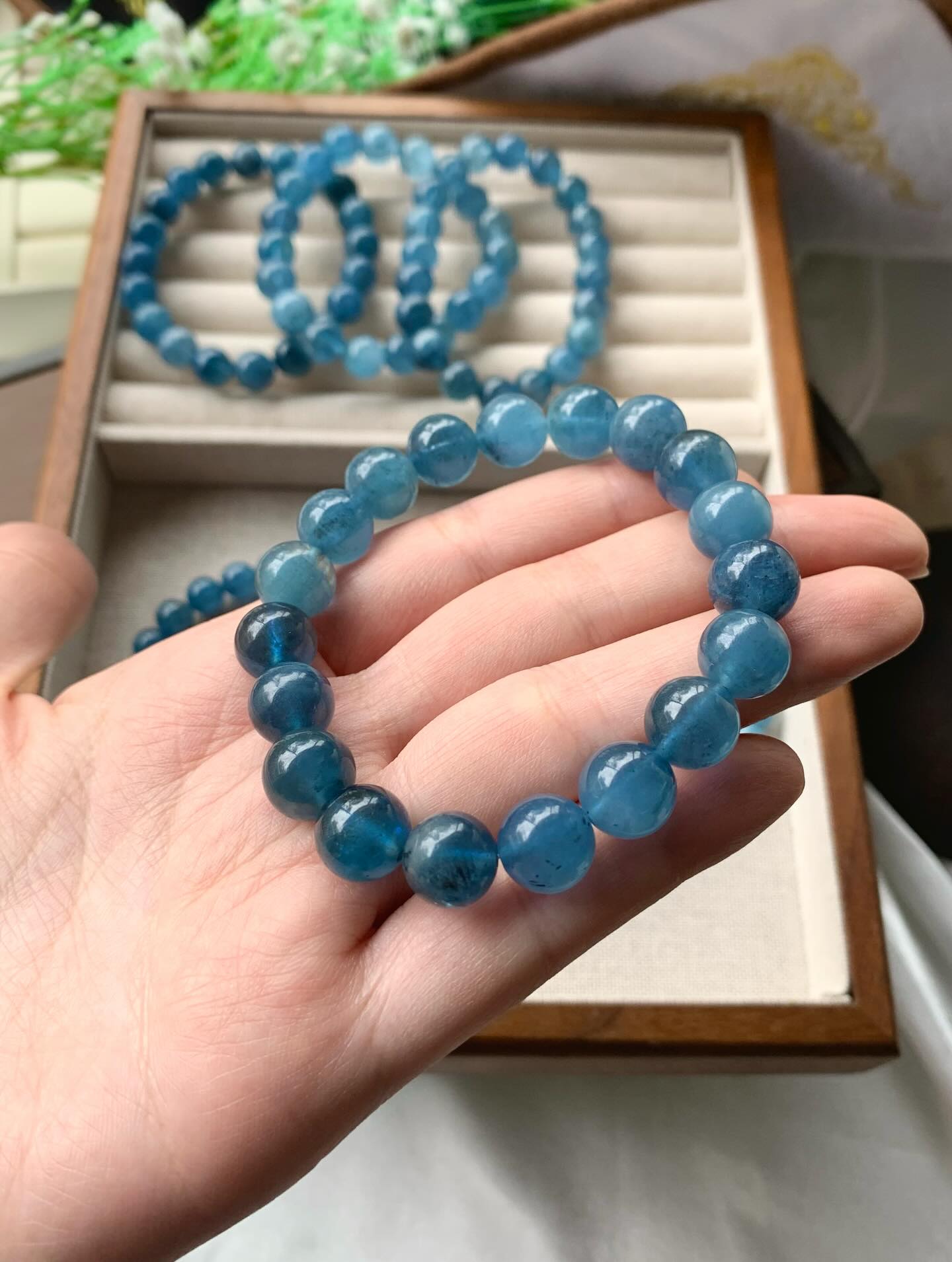 高货魔鬼蓝海蓝宝 ｜High Grade Aquamarine 6m+ RM787m+ RM888m+ RM989m+ RM11810m+ RM138海蓝宝的功效主要体现在身心健康、情绪稳定、沟通表达和事业财富等方面。它对应人体喉轮，有助于改善喉部和呼吸系统健康，如喉咙痛或呼吸道不适。同时，它还能帮助缓解压力和焦虑，增强自信心、勇气和直觉力，促进清晰的沟通和真诚的人际关系Aquamarine offers a range of benefits, including promoting calmness, reducing stress, and improving communication. It is believed to bring emotional balance, courage, and clarity, while also supporting spiritual growth and creativity. Some sources also suggest it has physical benefits, such as supporting the throat and respiratory system, and offering protection to travelers#海蓝宝 #天然海蓝宝 #天然水晶 #魔鬼蓝海蓝宝 #crystalhealingjewelry #naturestone #gemstone #aquamarine #aquamarinejewellery #马来西亚水晶网店