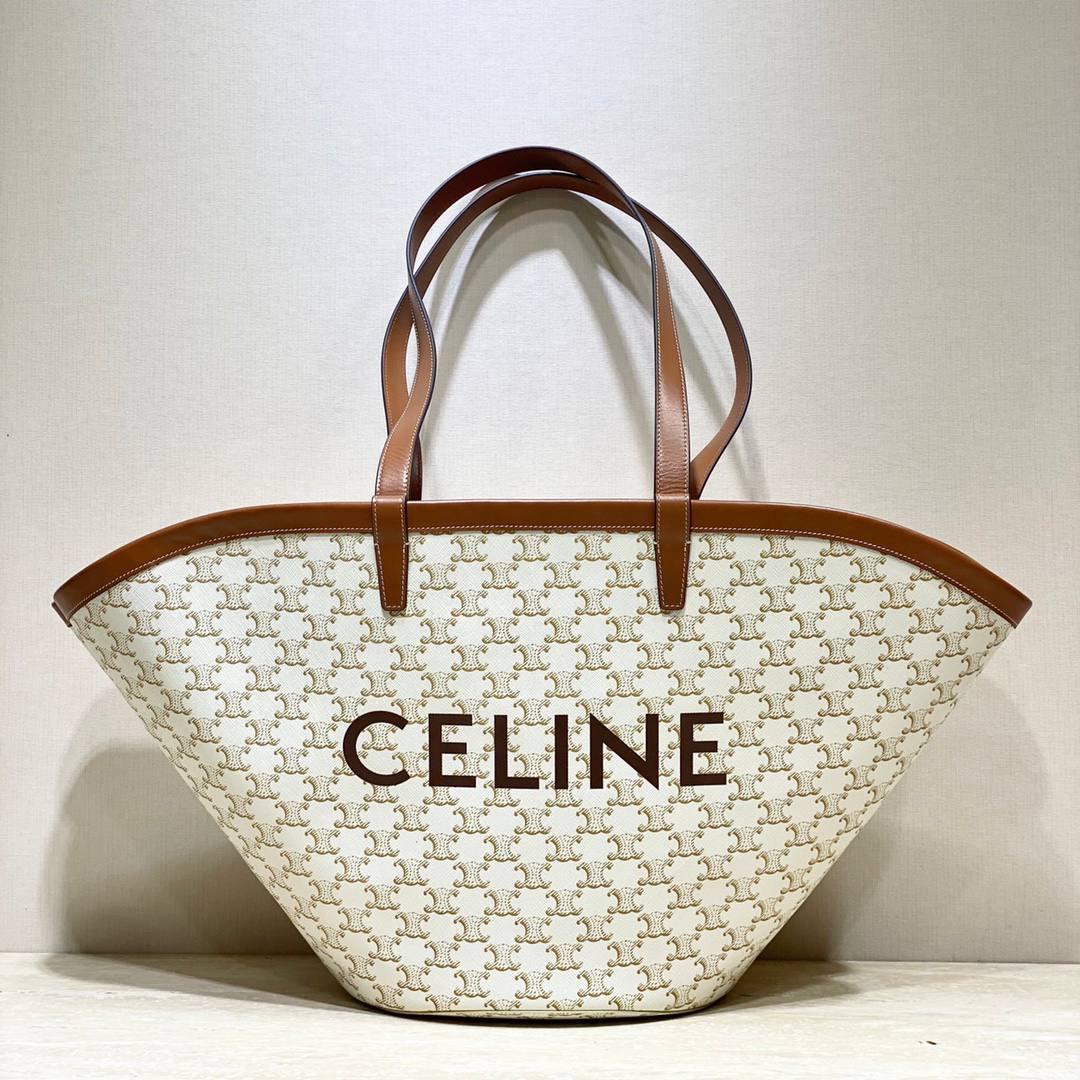 🔥大货实拍图 𝗖𝗘𝗟𝗜𝗡𝗘 ♥ 𝗧𝗥𝗜𝗢𝗠𝗣𝗛𝗘 𝗖𝗔𝗕𝗔𝗦 𝗖𝗢𝗨𝗙𝗙𝗜𝗡 新款米色老花，搭配棕小牛皮和棕色logo，扇形的设计整个包法式随性休闲风情中带一丝优雅💃型号：196262 尺寸：67*30*19cm