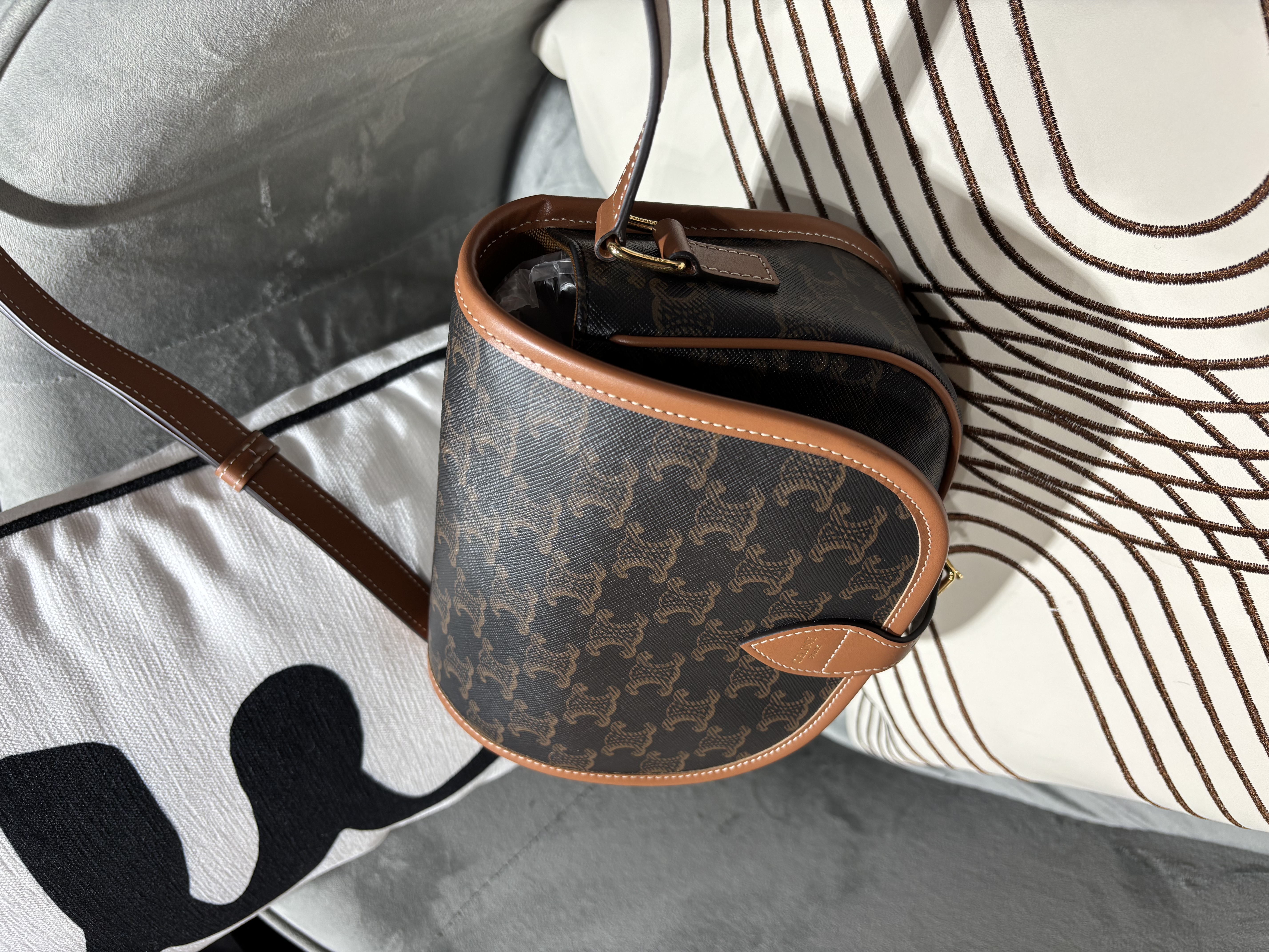 全新未使用品 CELINE FOLCO medium Crossbody Bag 100%Authentic, 全新未使用品 ✅tap✅dust bag