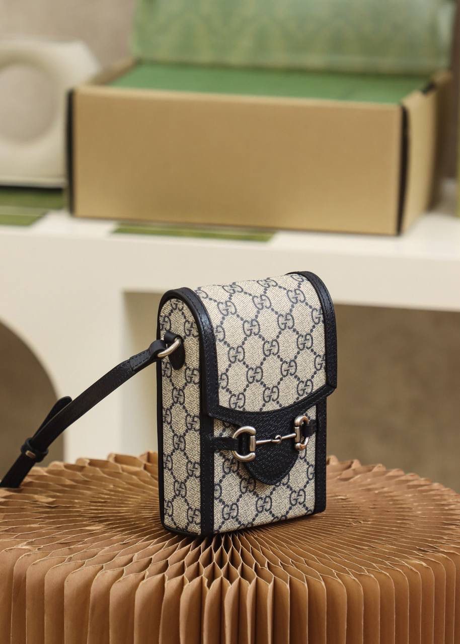 新配色𝟏𝟗𝟓𝟓手机包系列 #625615#原厂皮 YY 🔷尺寸：11.5*17*4cm 天花板级别的颜值，马衔扣标志的经典元素，搭配全新系列配色，打破了传统经典的传统，将复古与时尚的碰撞，玩出新的高度，这一季深蓝色配色设计，搭配上爆款的经典造型， 复古路线真的太赞了，搭配神秘蓝碰撞出复古与时尚高度融合的天花板颜值！