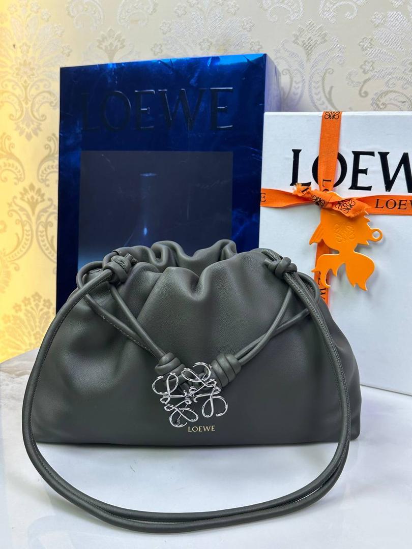 🎈中号链条款𝙁𝙡𝙖𝙢𝙚𝙣𝙘𝙤 𝙋𝙪𝙧𝙨𝙚羊皮 ——【深卡其绿】 尺寸：𝟯𝟬-𝟭𝟬.𝟓-𝟮𝟬𝐜𝐦 编码：012403 👉🏻延续福袋收缩绳褶皱设计，羊皮包身手感细腻柔软❤️ 👉🏻链条肩带➕皮肩带的双肩带设计，时尚百搭，给足了集美们多样化的选择。肩带可拆卸可调节，磁扣开合，正面烫金𝙇𝙤𝙜𝙤，呈现出高贵典雅的视觉感😍 👉🏻独家背景➕独家品质➕独家全套砖柜礼盒套装，市场高端品质皆在我手✌🏻