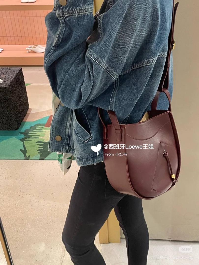 🎈新款吊床𝗛𝗮𝗺𝗺𝗼𝗰𝗸 𝗦𝗹𝗶𝗰𝗲 ——【酒红色到货‼️】 尺寸：𝟮𝟭-𝟮𝟱-𝟭𝟬𝗰𝗺 编码：652407 吊床𝗛𝗮𝗺𝗺𝗼𝗰𝗸家族迎来新成员—𝗛𝗮𝗺𝗺𝗼𝗰𝗸 𝗦𝗹𝗶𝗰𝗲，新作采用细腻柔软的亮面小牛皮制作而成，重新以纤巧比例焕新演变成新造型。搭配可拆卸可调节长肩带，灵活实现多功能背法及百变风格。